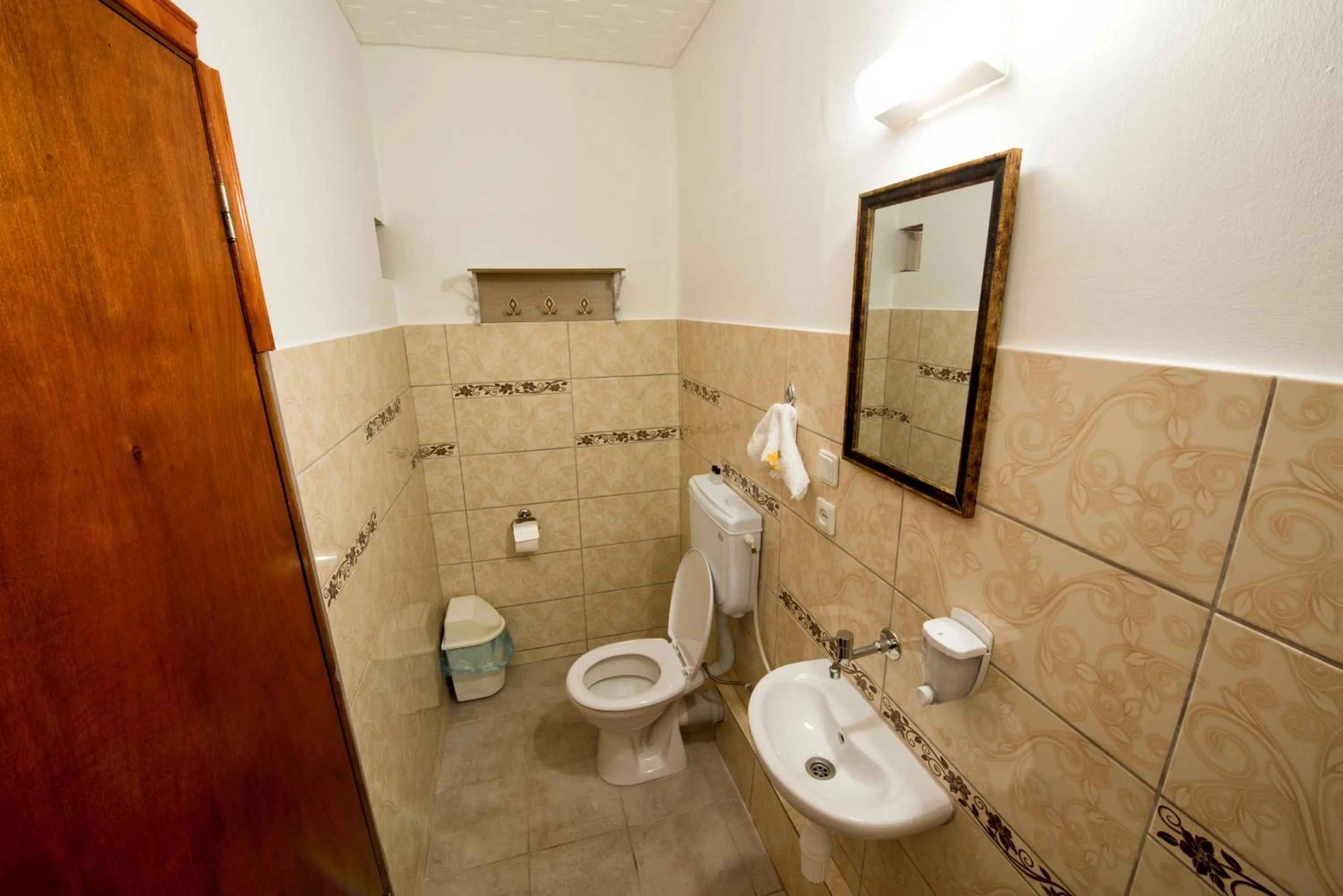 Shower in Yellow Rose Pansiyon