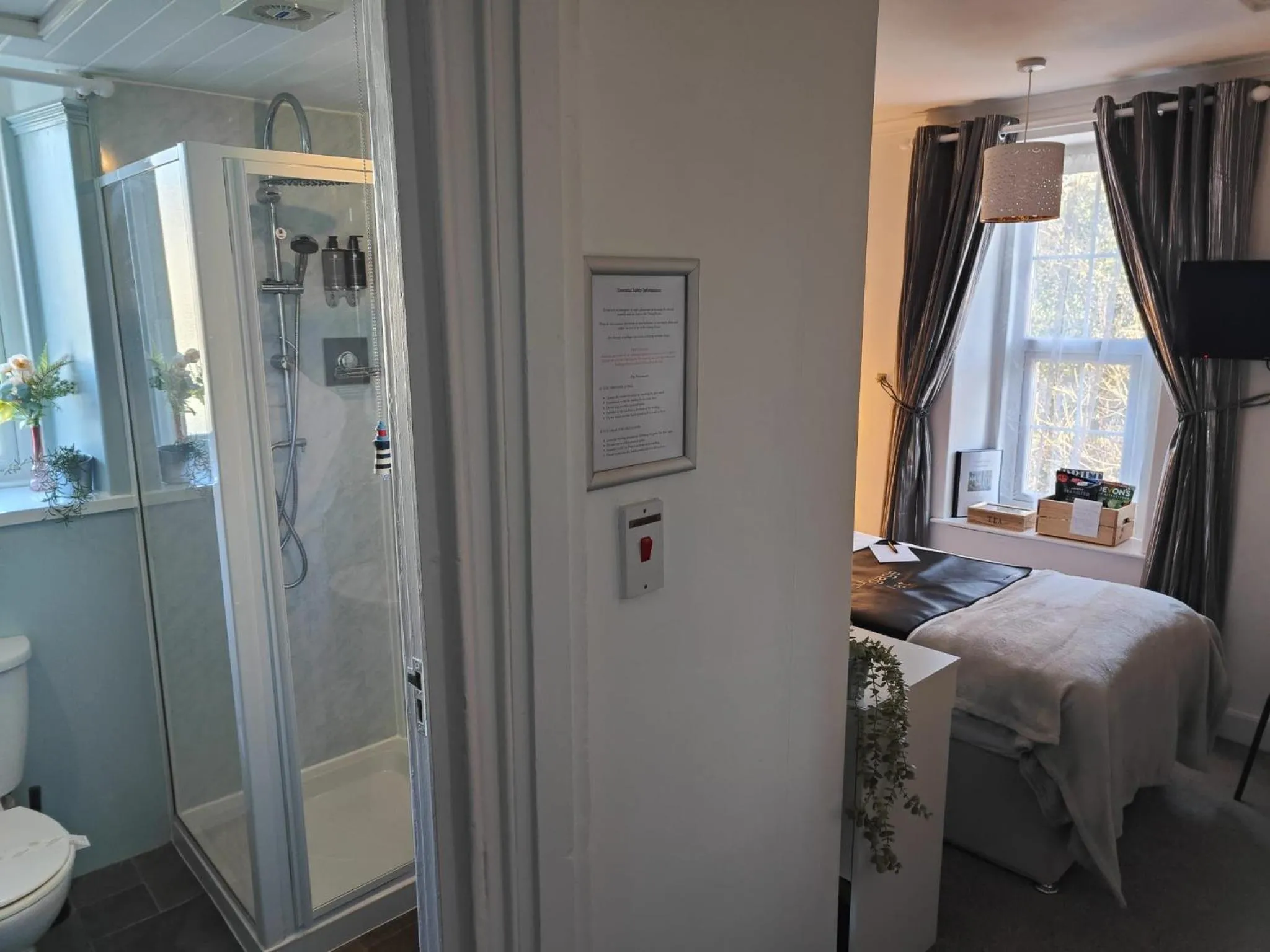 Bathroom, Bed in The Garway