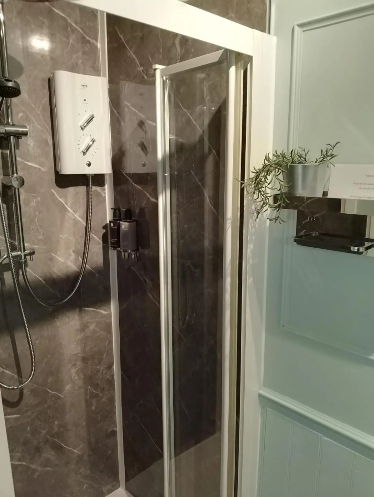 Shower in The Garway