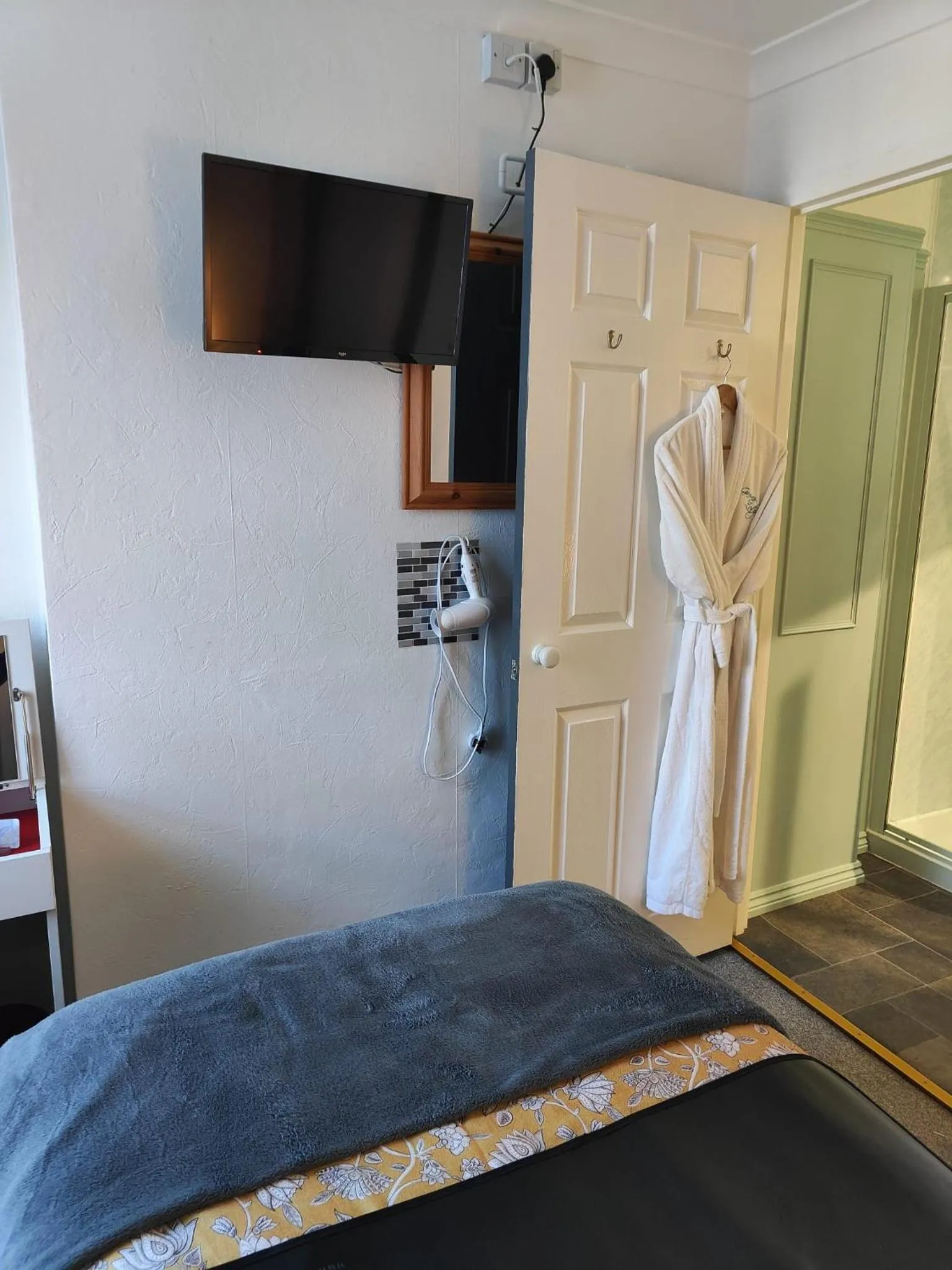 Bathroom, Bed in The Garway