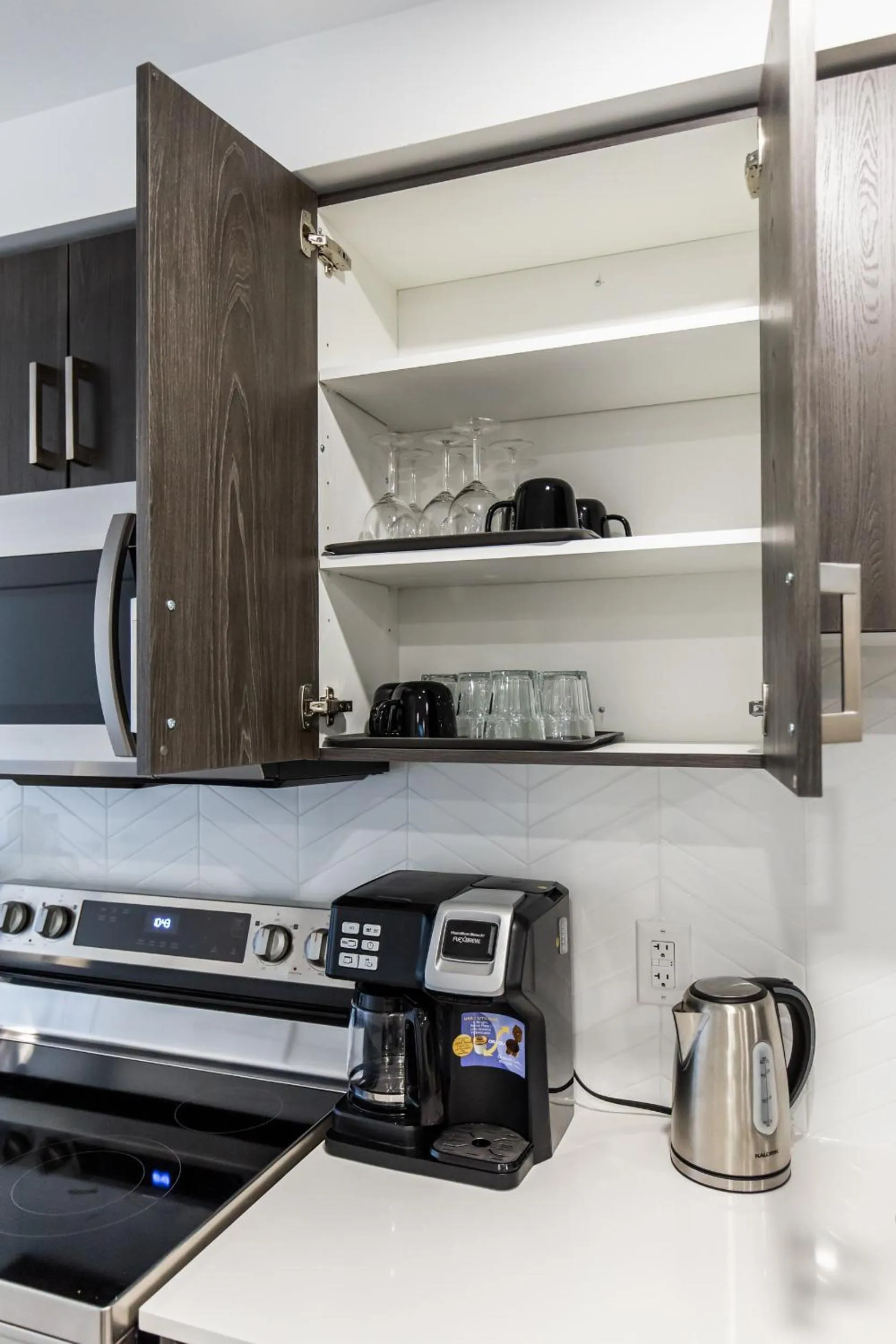 Kitchen or kitchenette in Entire Luxury Suite 6Mins To Falls, Free Parking