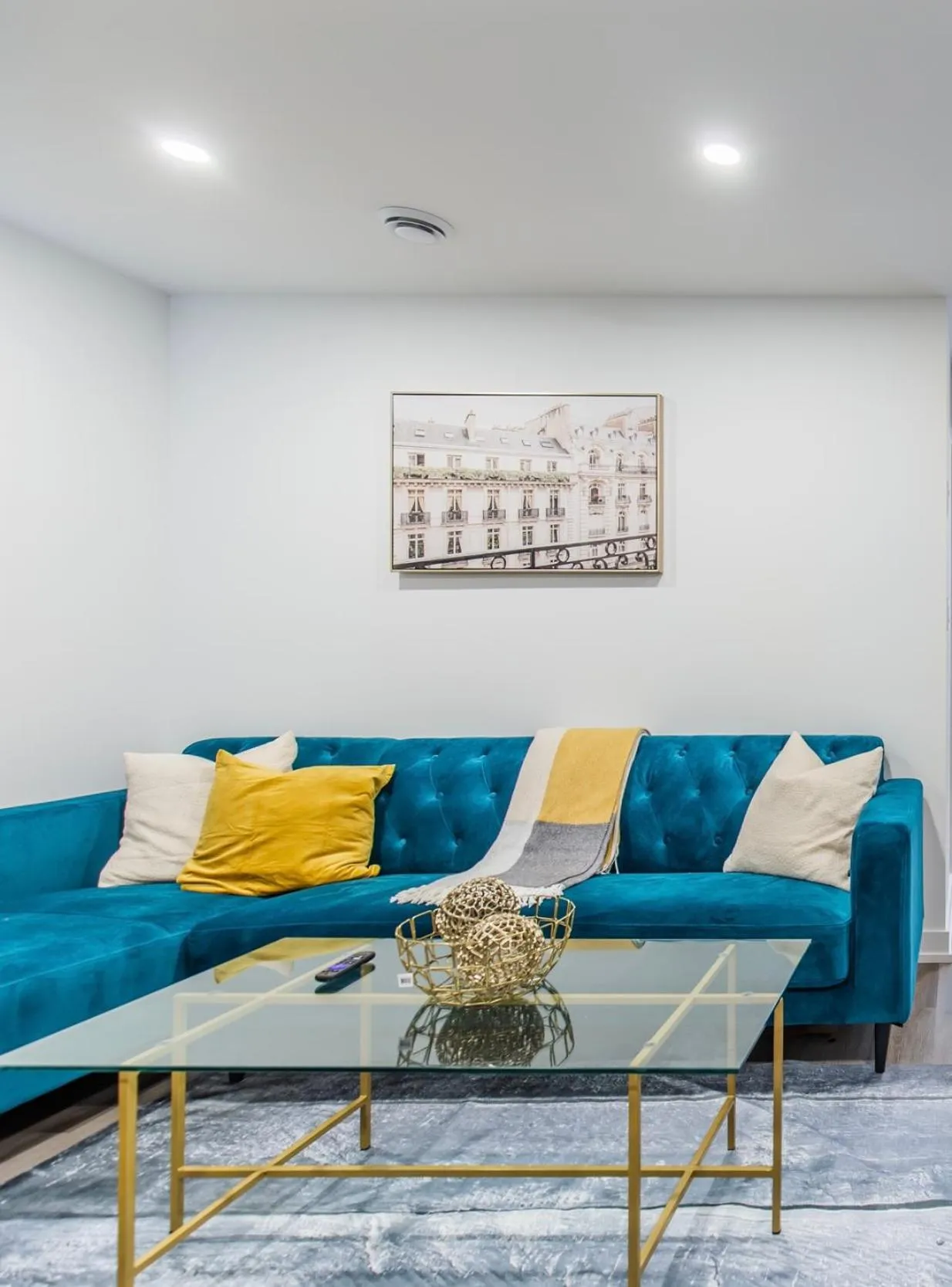 Living room in Entire Luxury Suite 6Mins To Falls, Free Parking