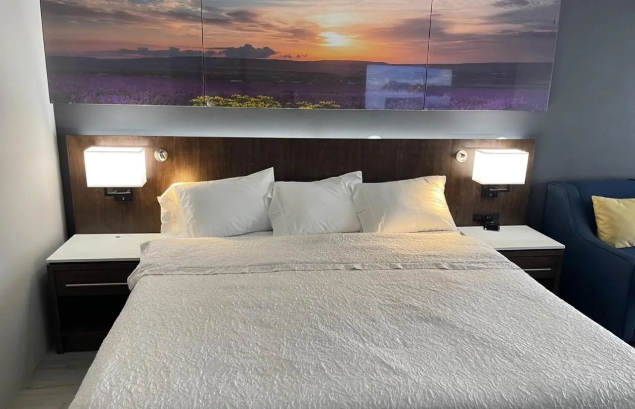 Bed in Luxor Inn & Suites, a Travelodge by Wyndham
