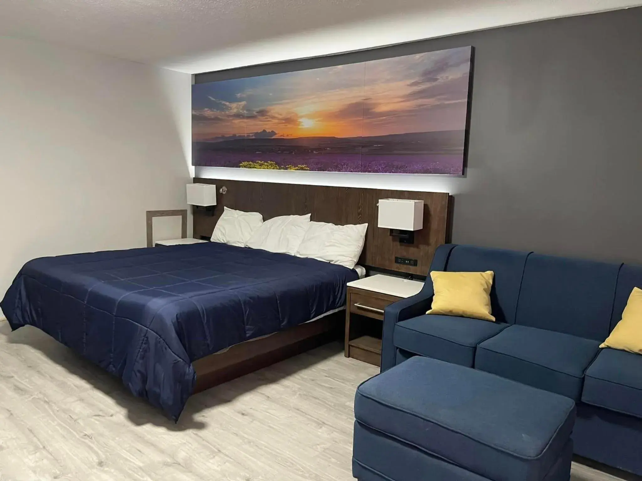 Living room, Bed in Luxor Inn & Suites, a Travelodge by Wyndham Living room, Bed in Luxor Inn & Suites, a Travelodge by Wyndham