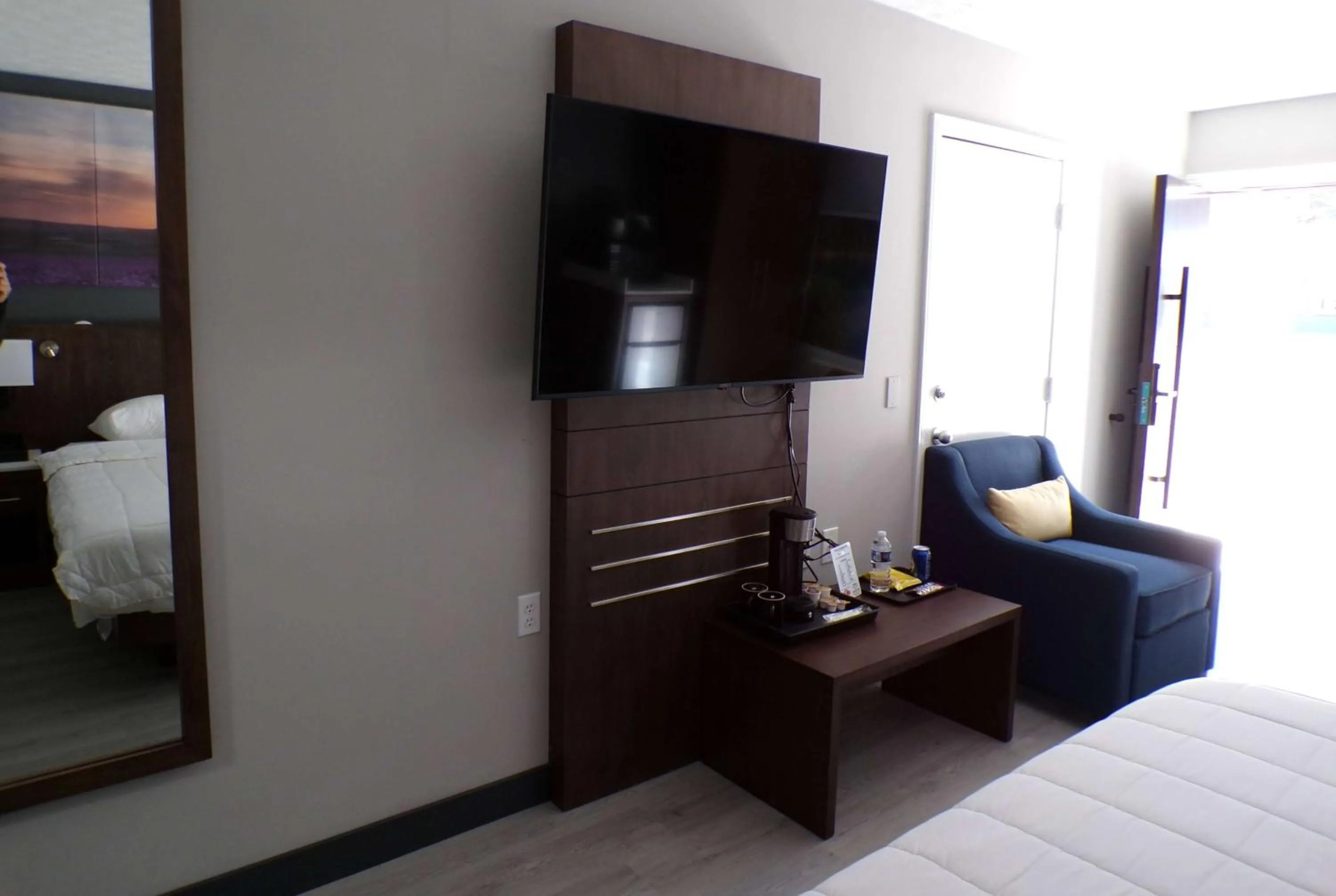 Photo of the whole room, Bed in Luxor Inn & Suites, a Travelodge by Wyndham