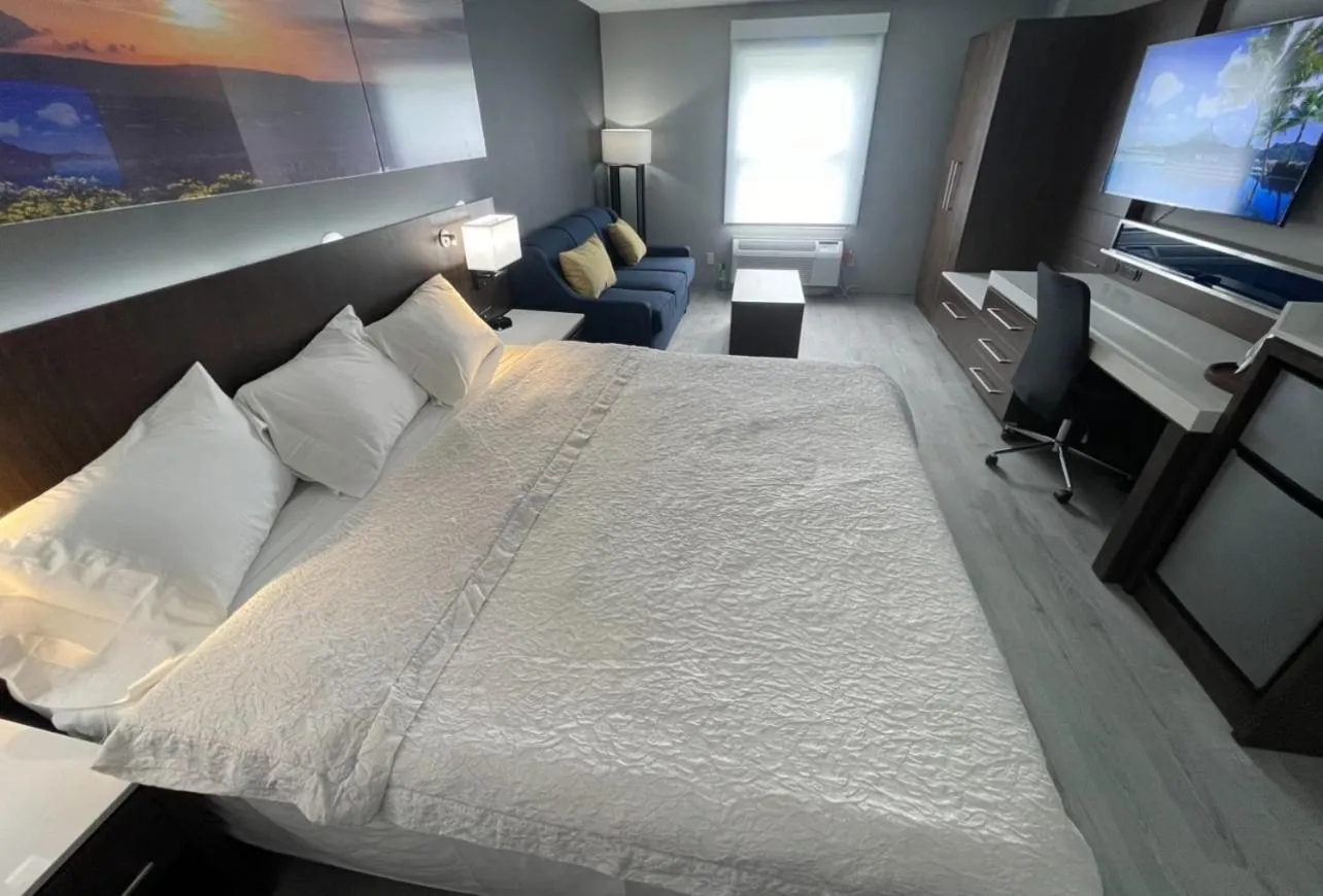 Bed in Luxor Inn & Suites, a Travelodge by Wyndham