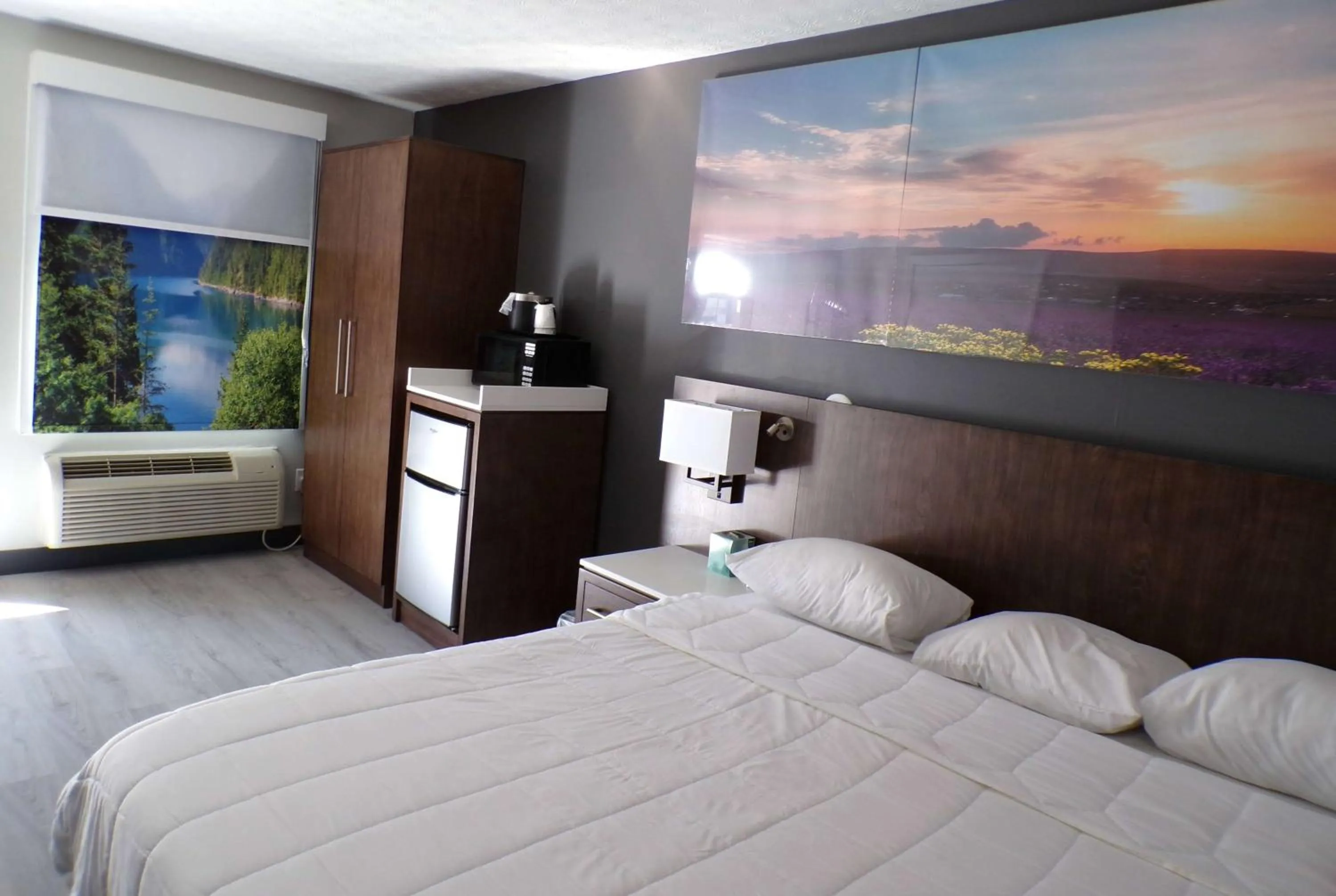 Photo of the whole room, Bed in Luxor Inn & Suites, a Travelodge by Wyndham