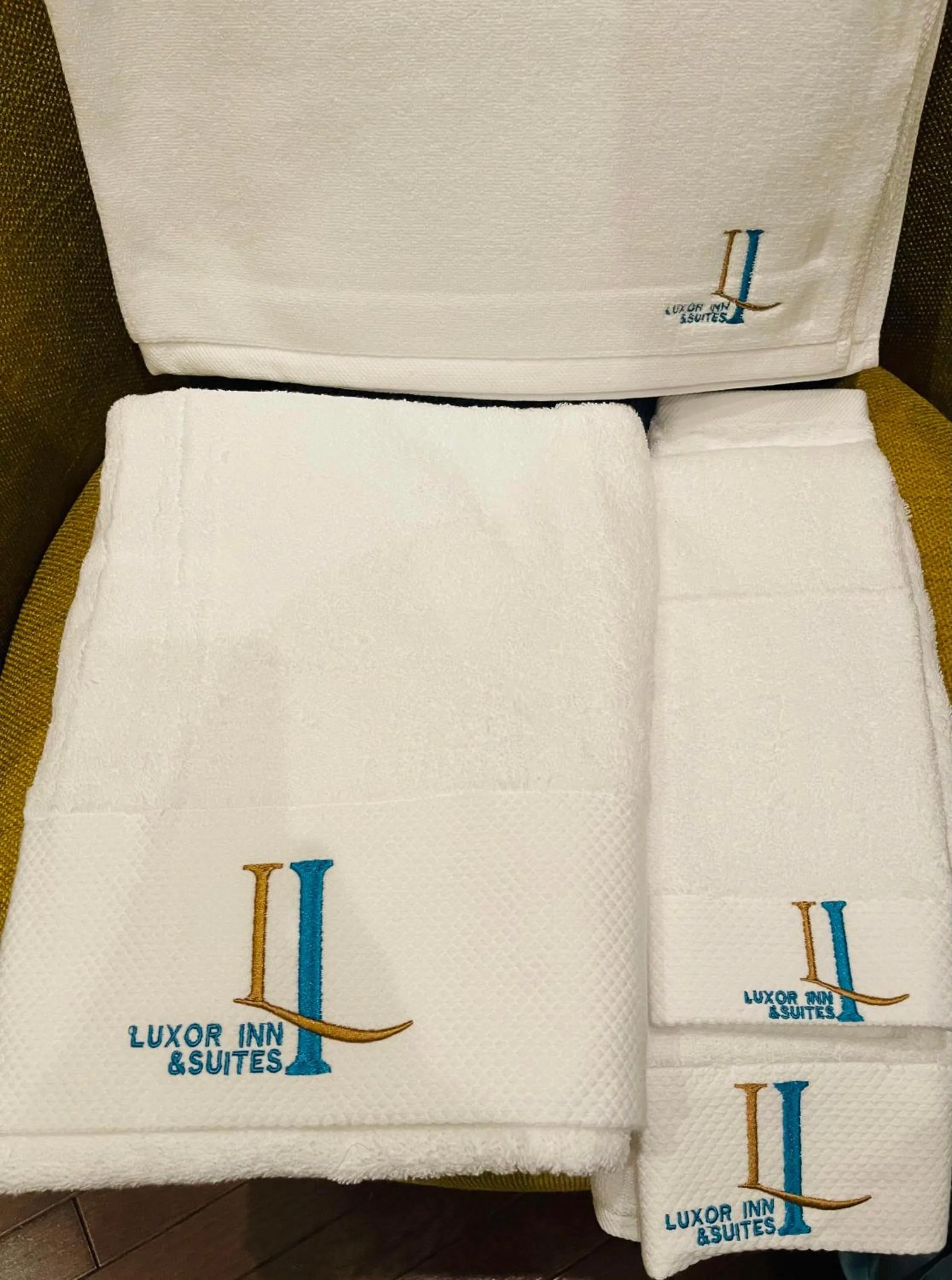 Bed in Luxor Inn & Suites, a Travelodge by Wyndham