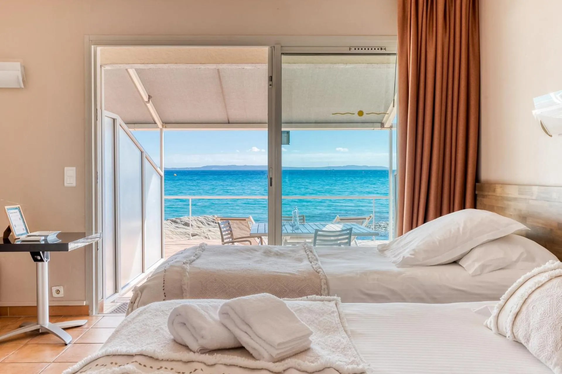 Bed in Roc Hotel - Hôtel 4 étoiles les pieds dans l'eau