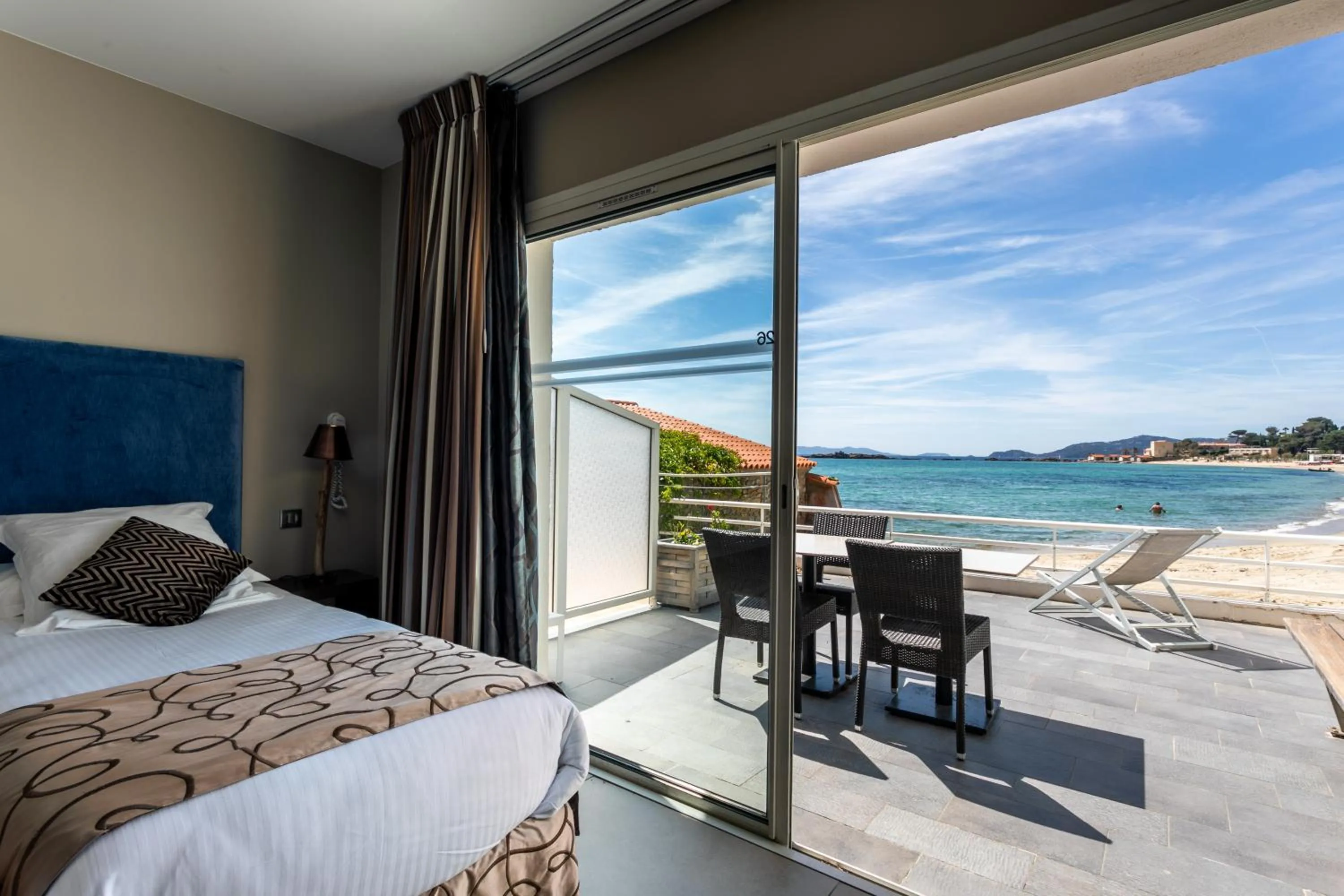 Balcony/Terrace, Bed in Roc Hotel