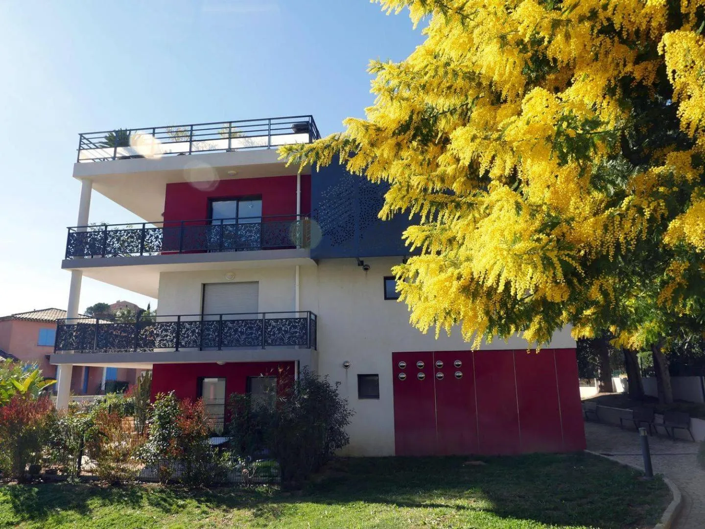 Property building in Roc Hotel - Hôtel 4 étoiles les pieds dans l'eau