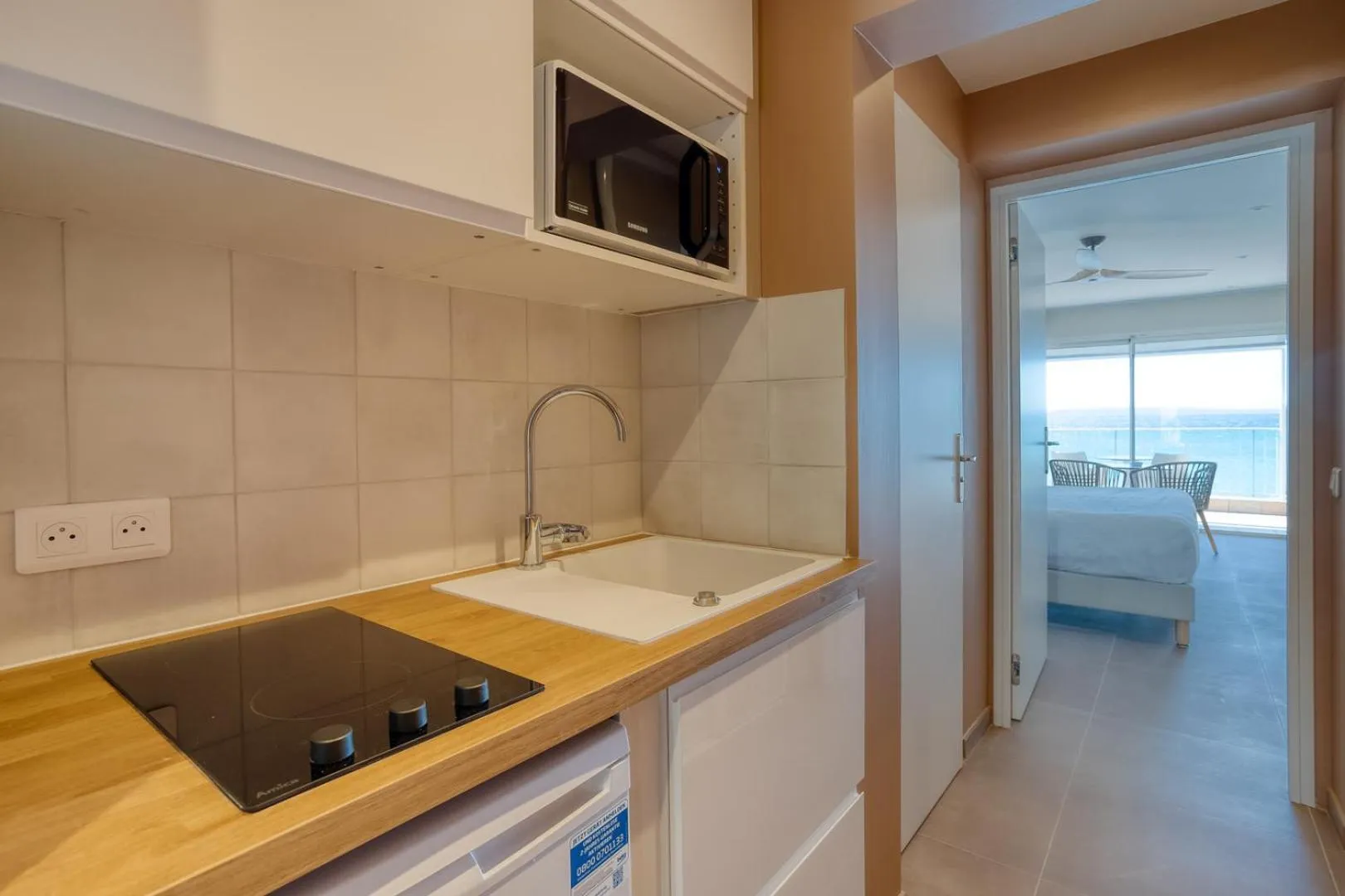 Kitchen/Kitchenette in Roc Hotel