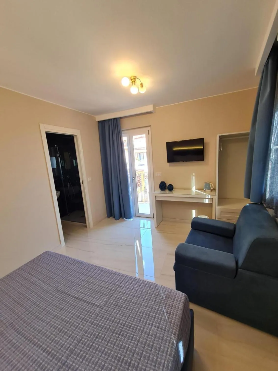 Bed in EPONIMI ROOMs