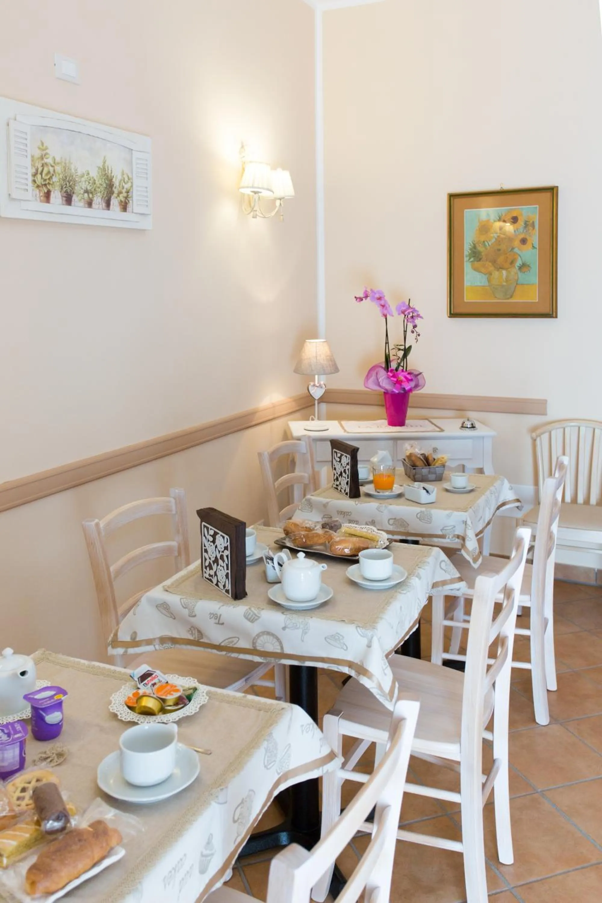 Restaurant/places to eat in Casa Lollobrigida