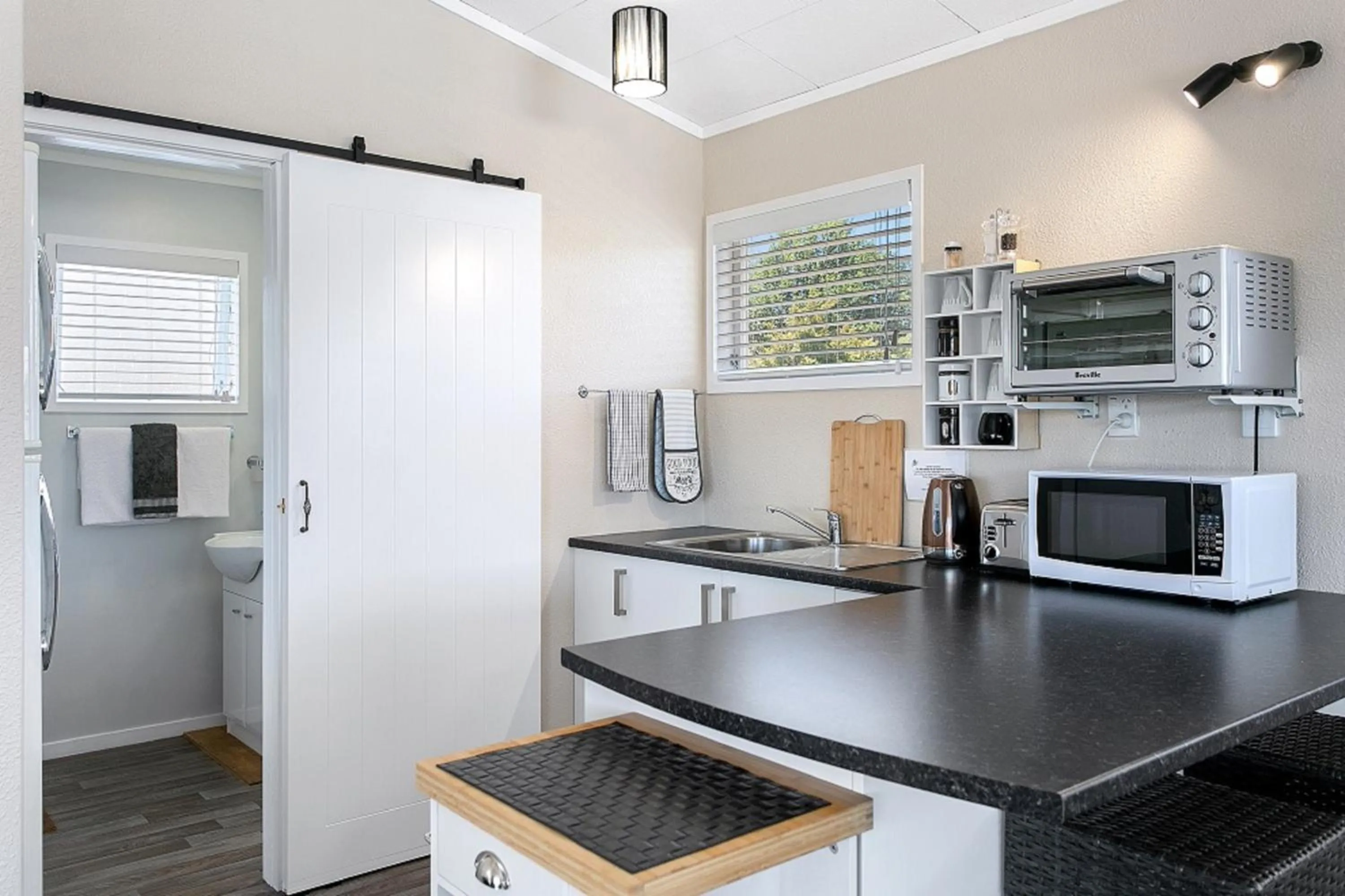 Kitchen or kitchenette in Lakeview's On Richmond