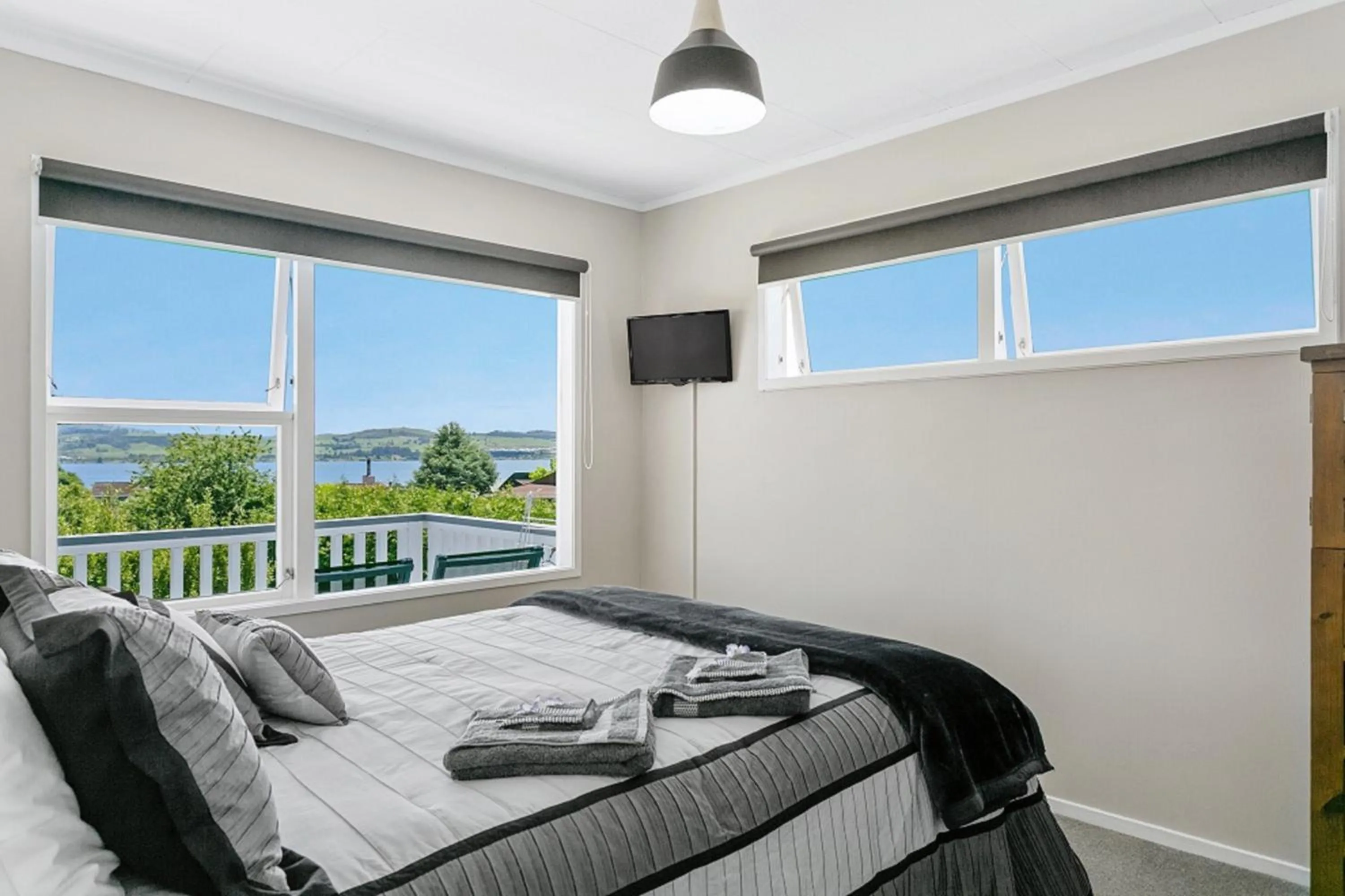 Bed in Lakeview's On Richmond