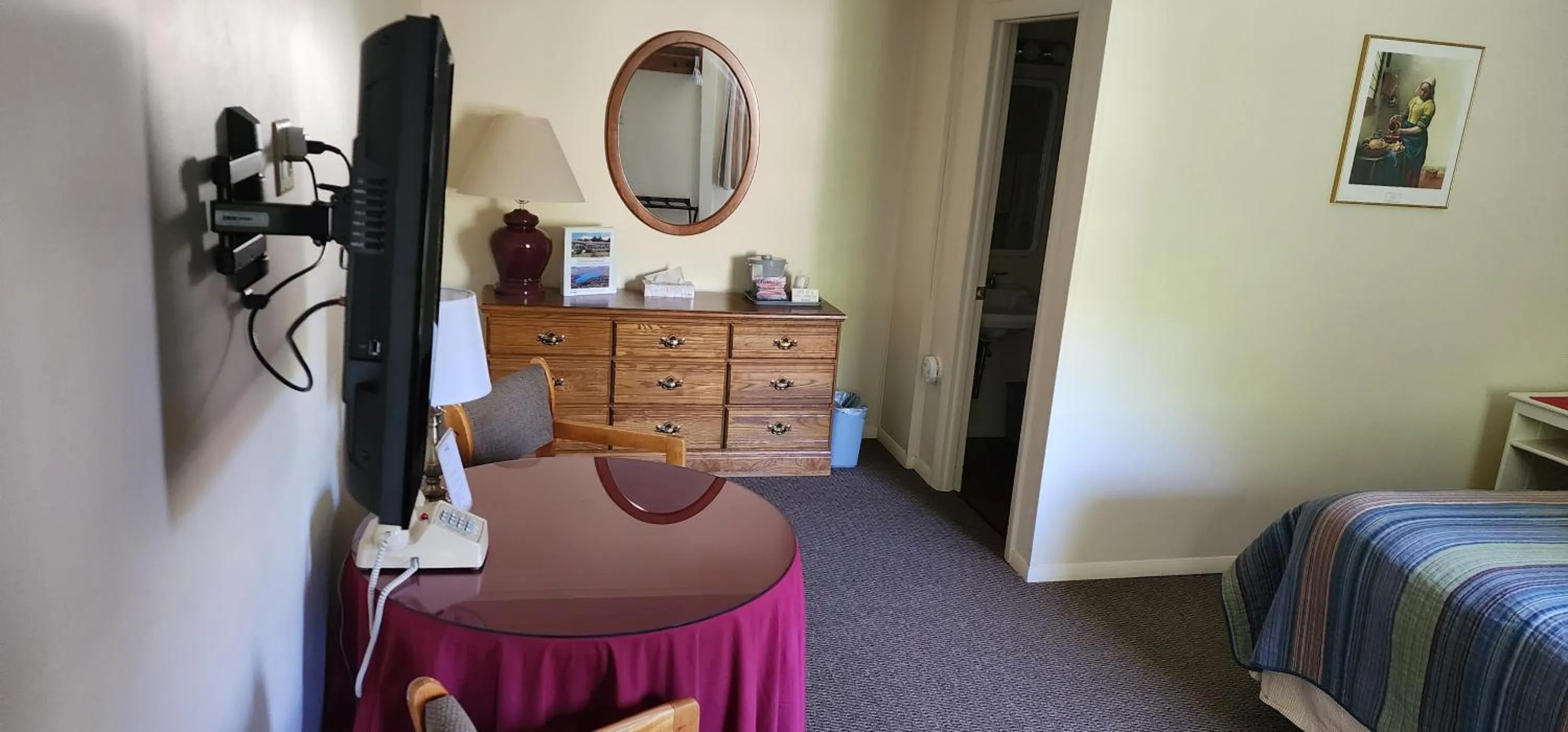 Photo of the whole room, Bed in Wilson Lake Inn