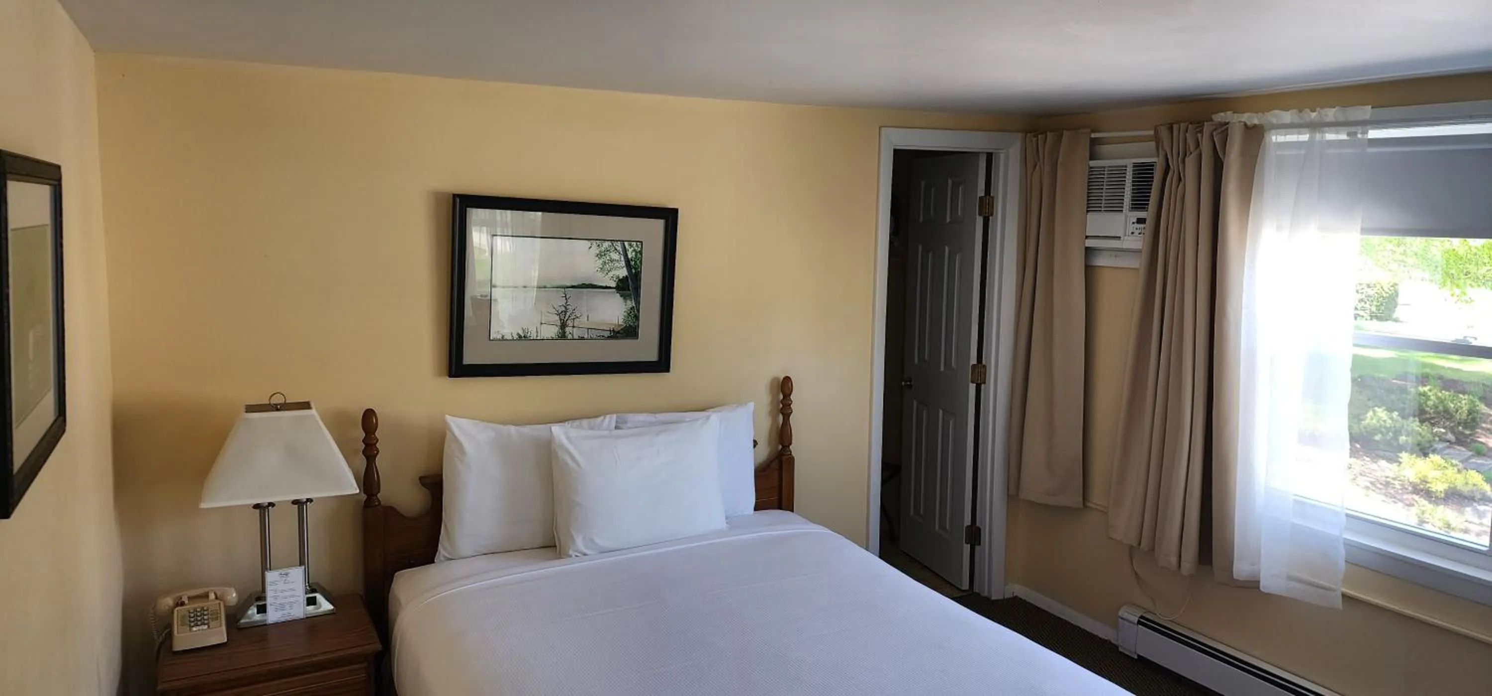 Photo of the whole room, Bed in Wilson Lake Inn