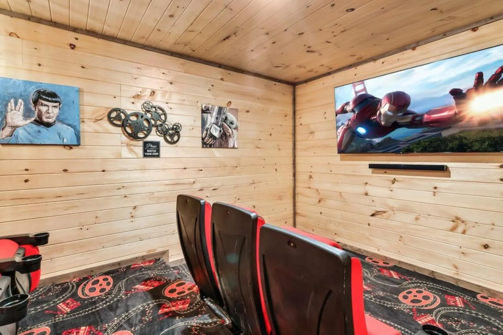 Communal lounge/ TV room in Tranquil Mountain Getaway By Ghosal Luxury Lodging