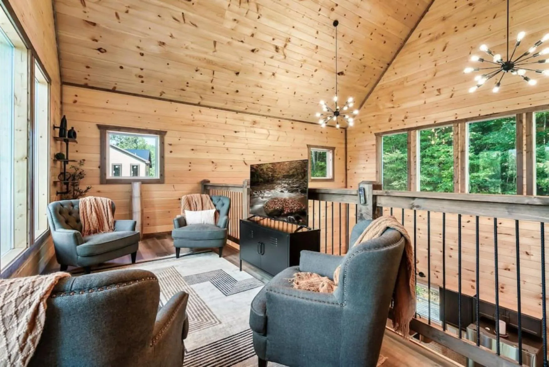 Communal lounge/ TV room in Tranquil Mountain Getaway By Ghosal Luxury Lodging