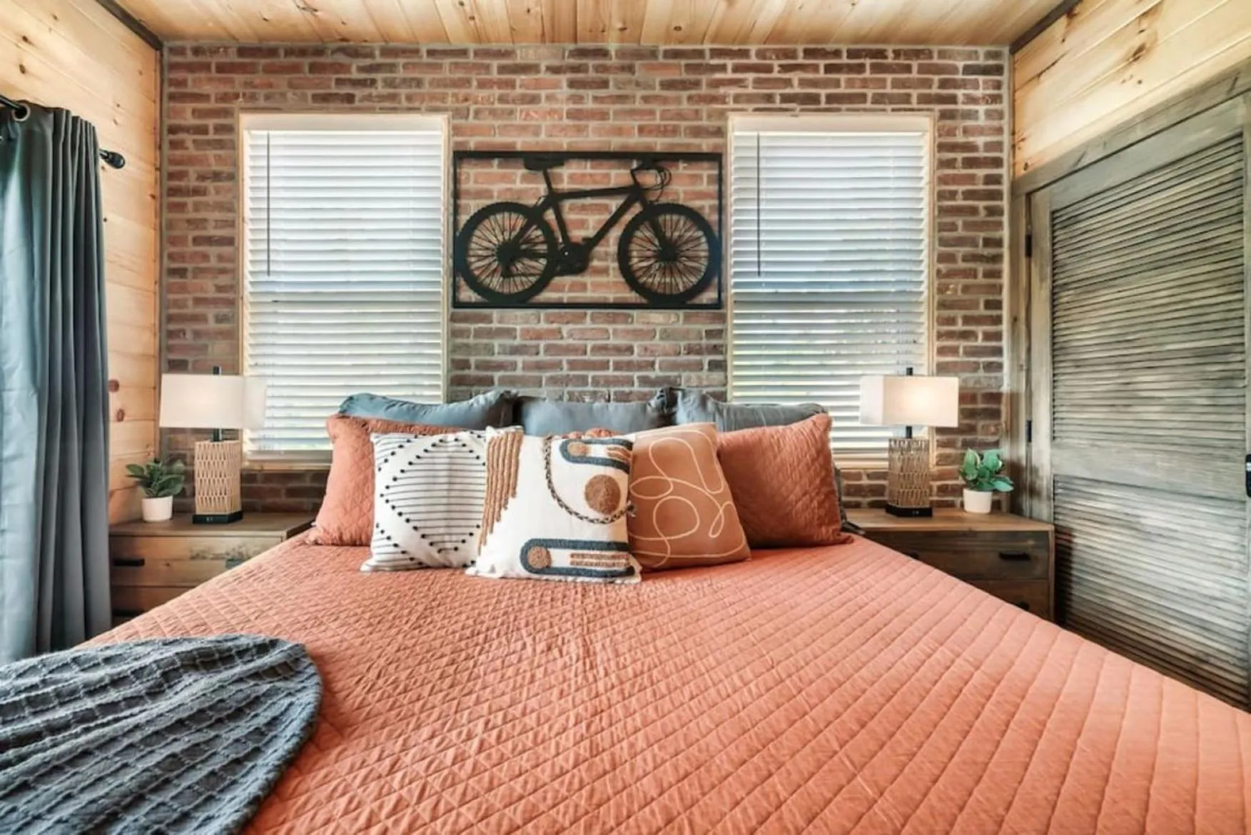 Bed in Tranquil Mountain Getaway By Ghosal Luxury Lodging