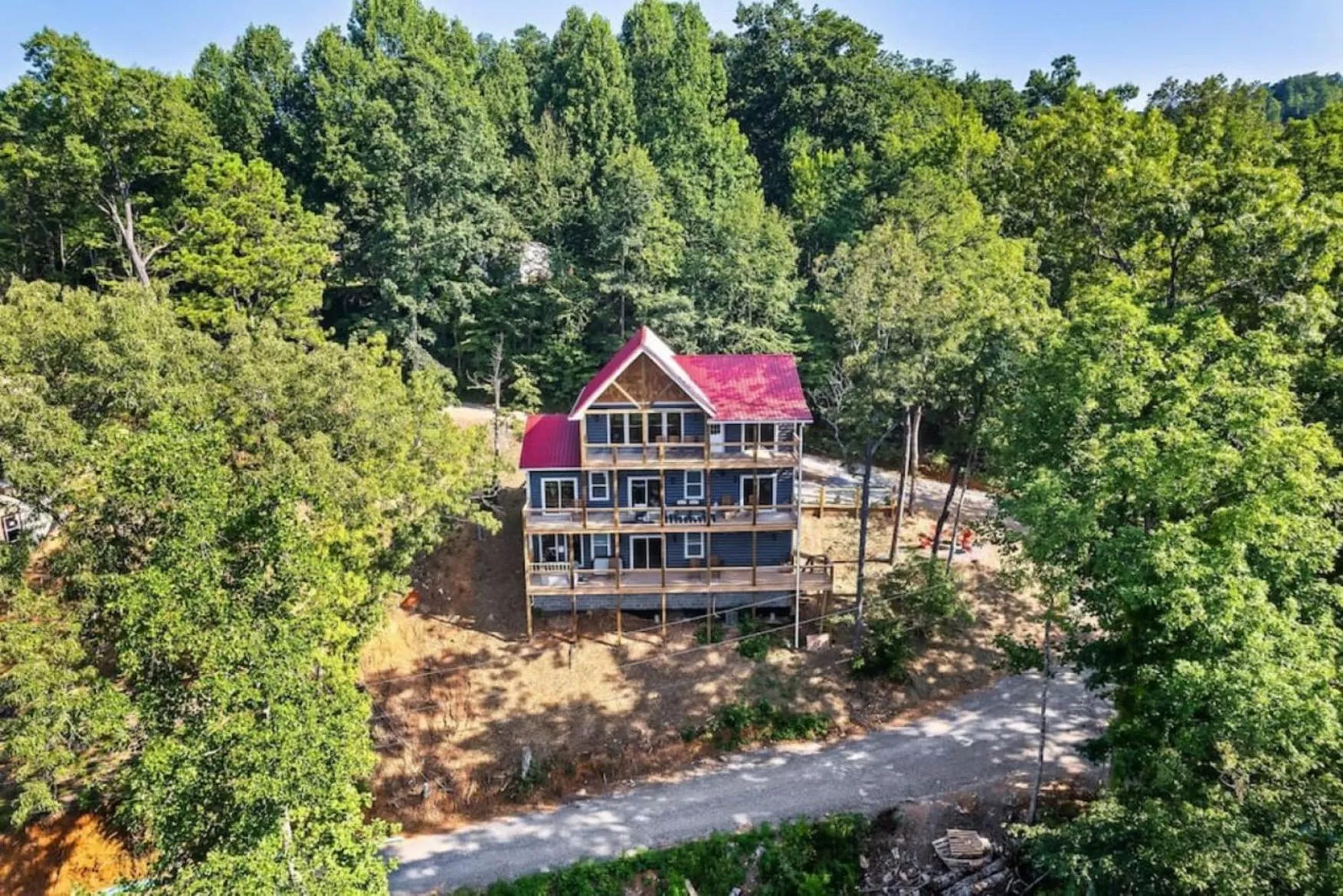 Property building in Tranquil Mountain Getaway By Ghosal Luxury Lodging