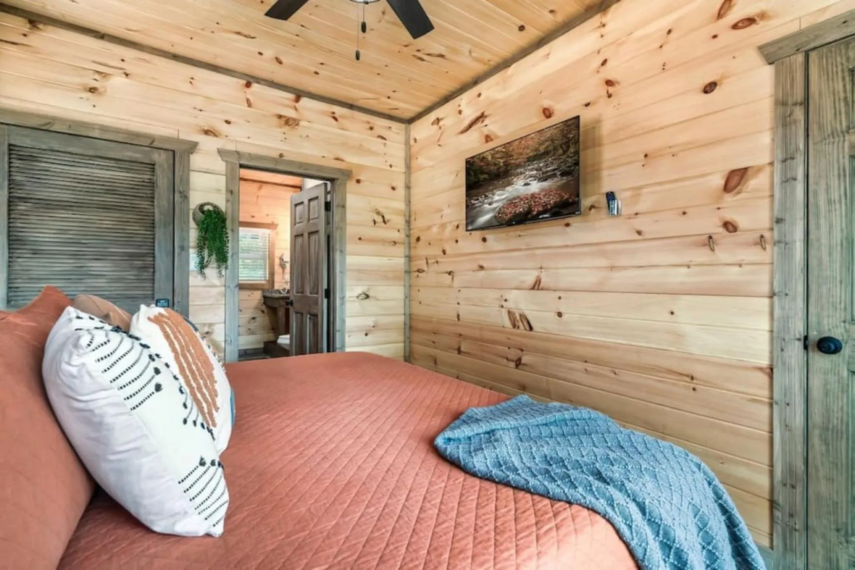 Bed in Tranquil Mountain Getaway By Ghosal Luxury Lodging