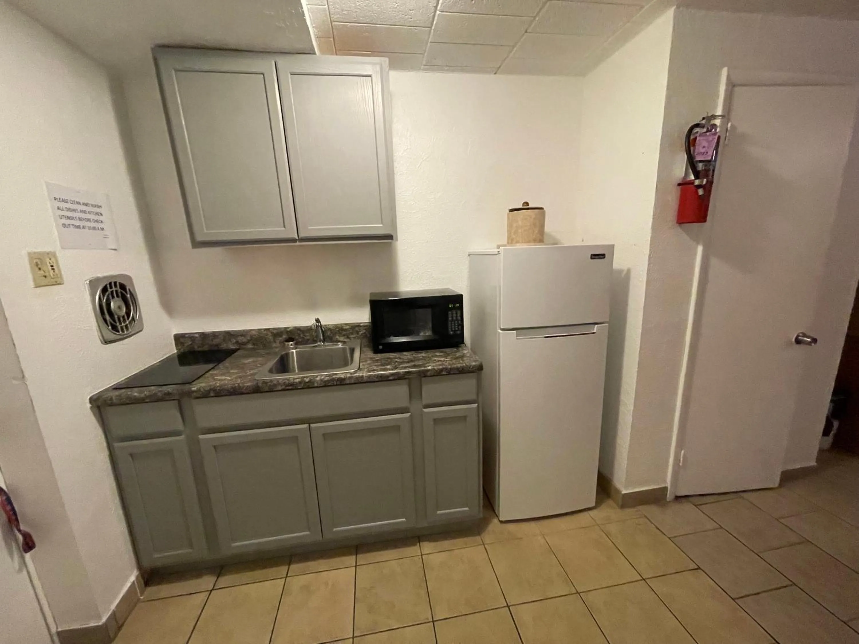 Kitchen or kitchenette in El Ray Motel