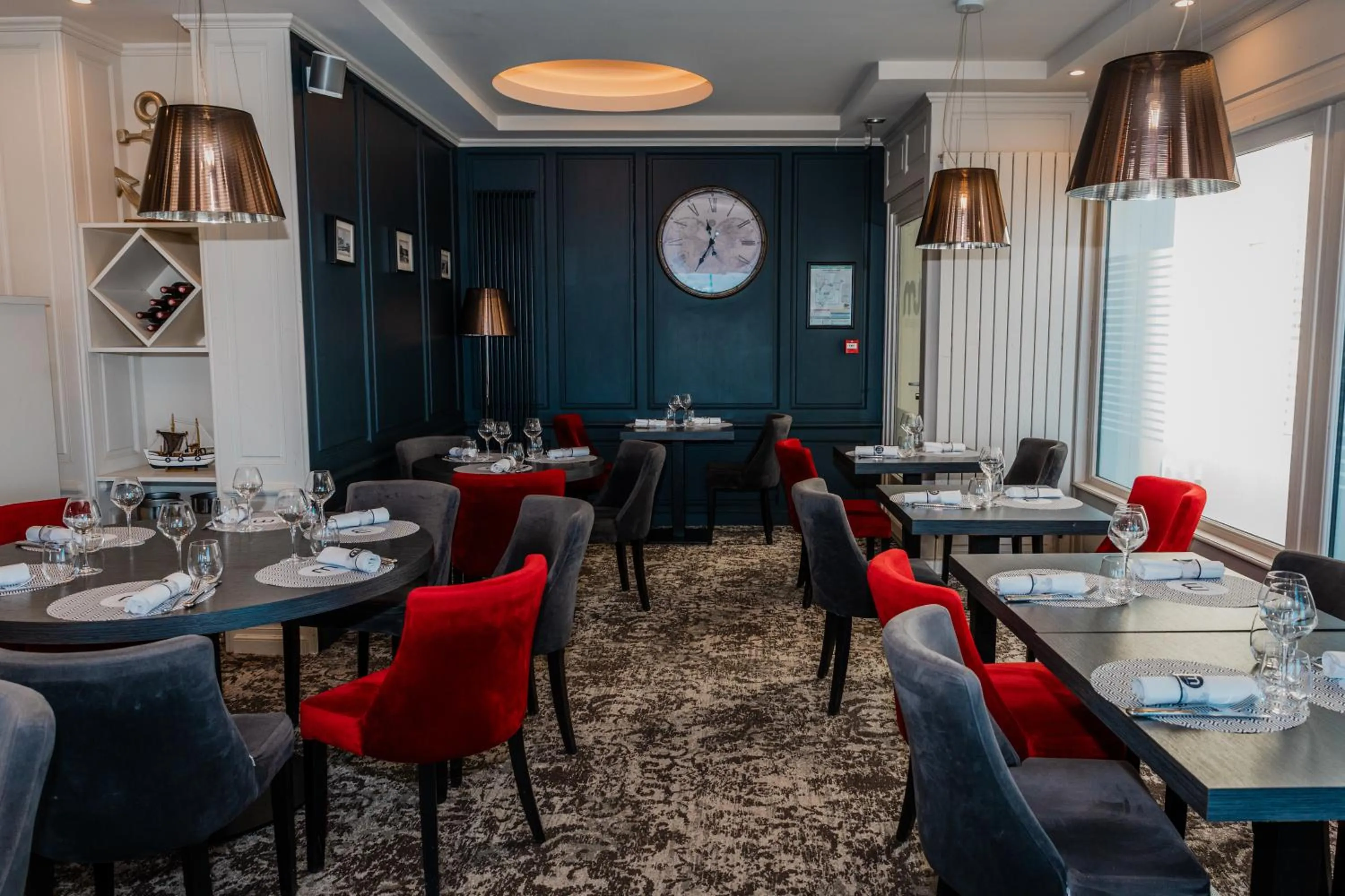 Restaurant/places to eat in Le Grand Hôtel de la Marine "face à la mer"