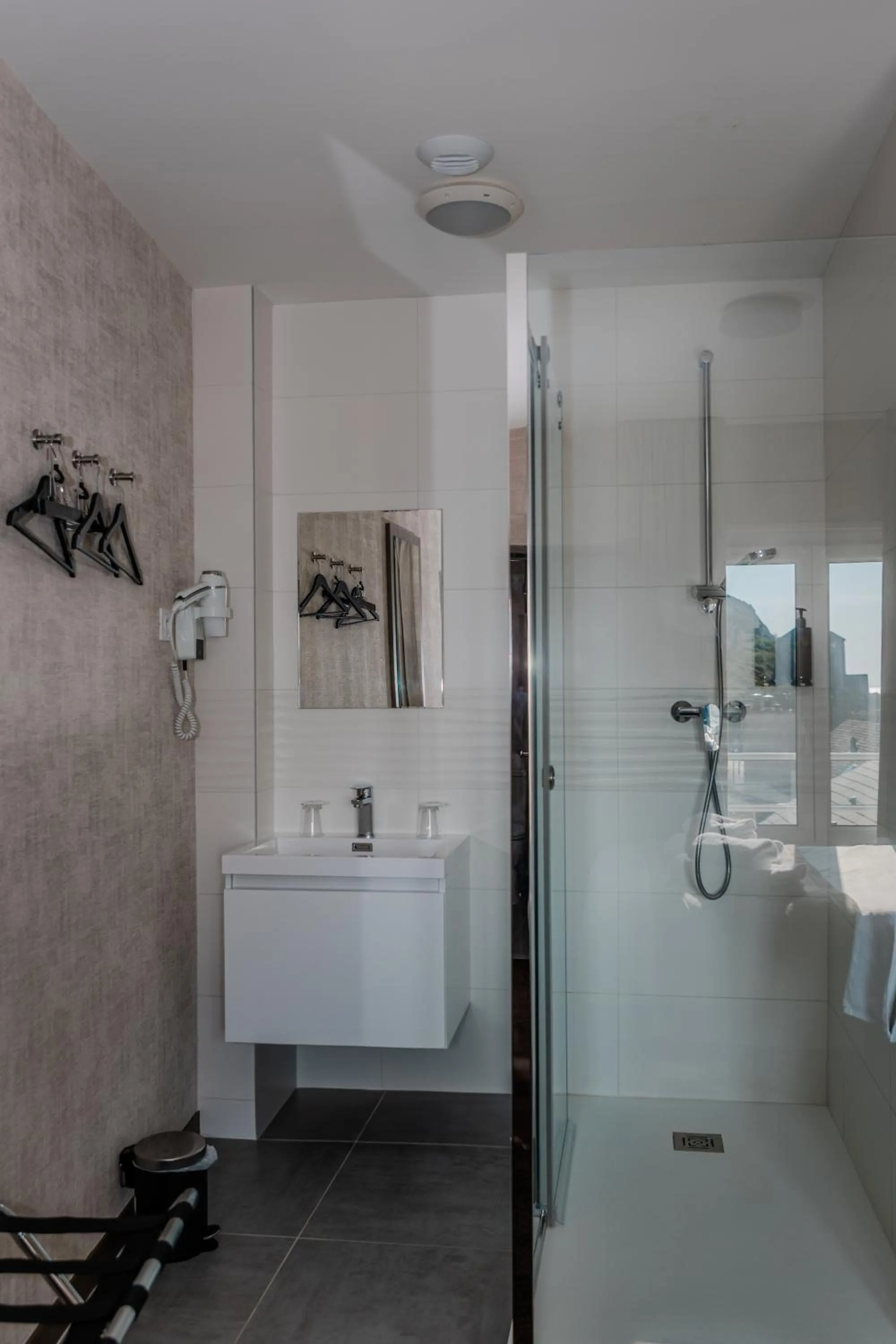 Shower in Le Grand Hôtel de la Marine "face à la mer"