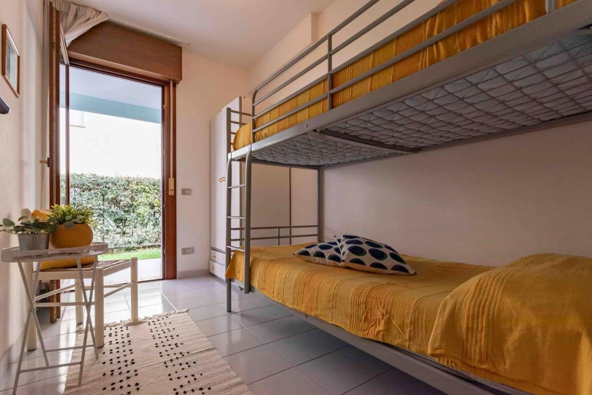 Bed in Welcoming flat with private garden-Beahost