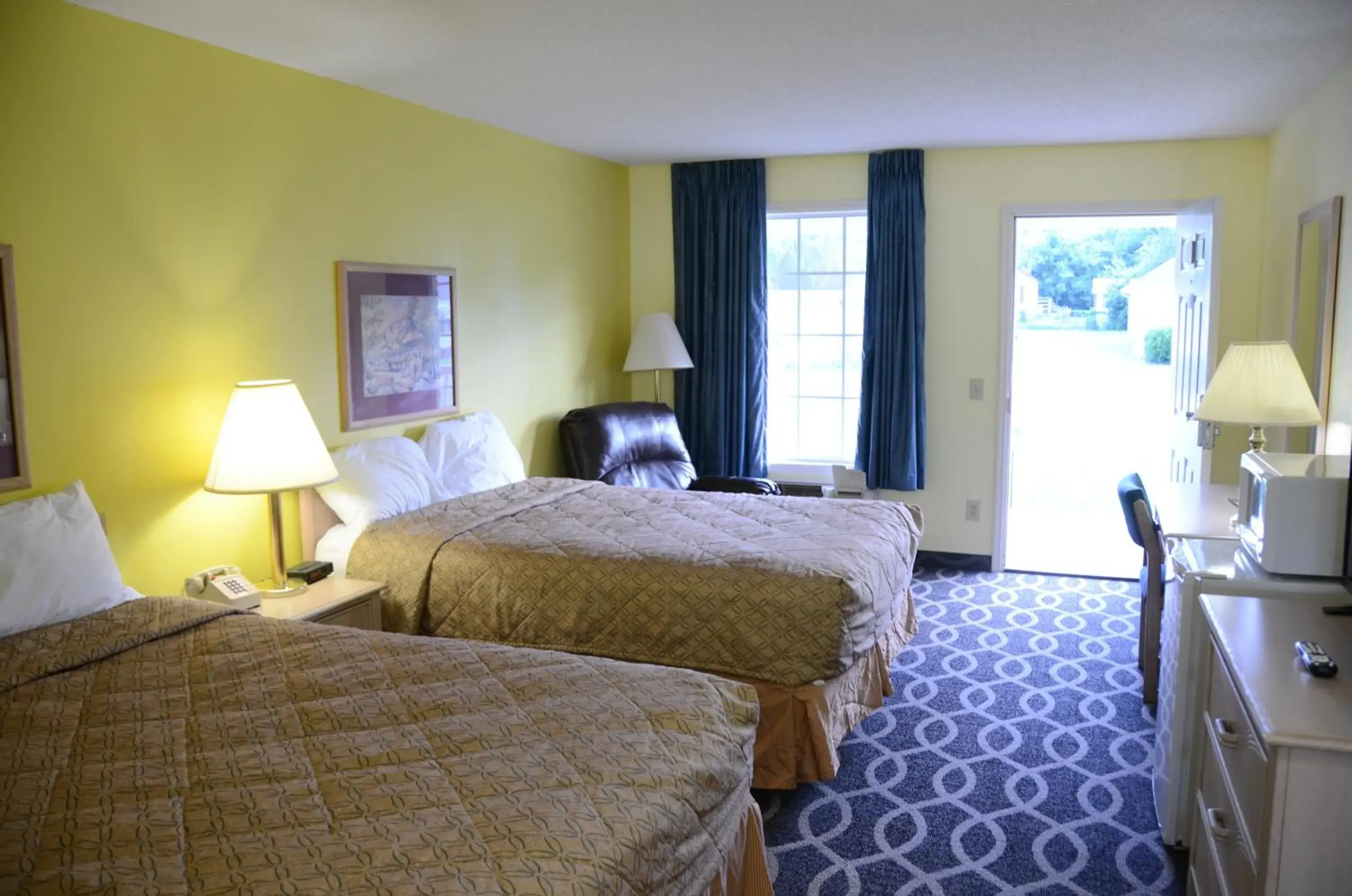 Double Room (2 Adults + 2 Children) - Non Smoking in Richland Inn - Lewisburg Double Room (2 Adults + 2 Children) - Non Smoking in Richland Inn - Lewisburg
