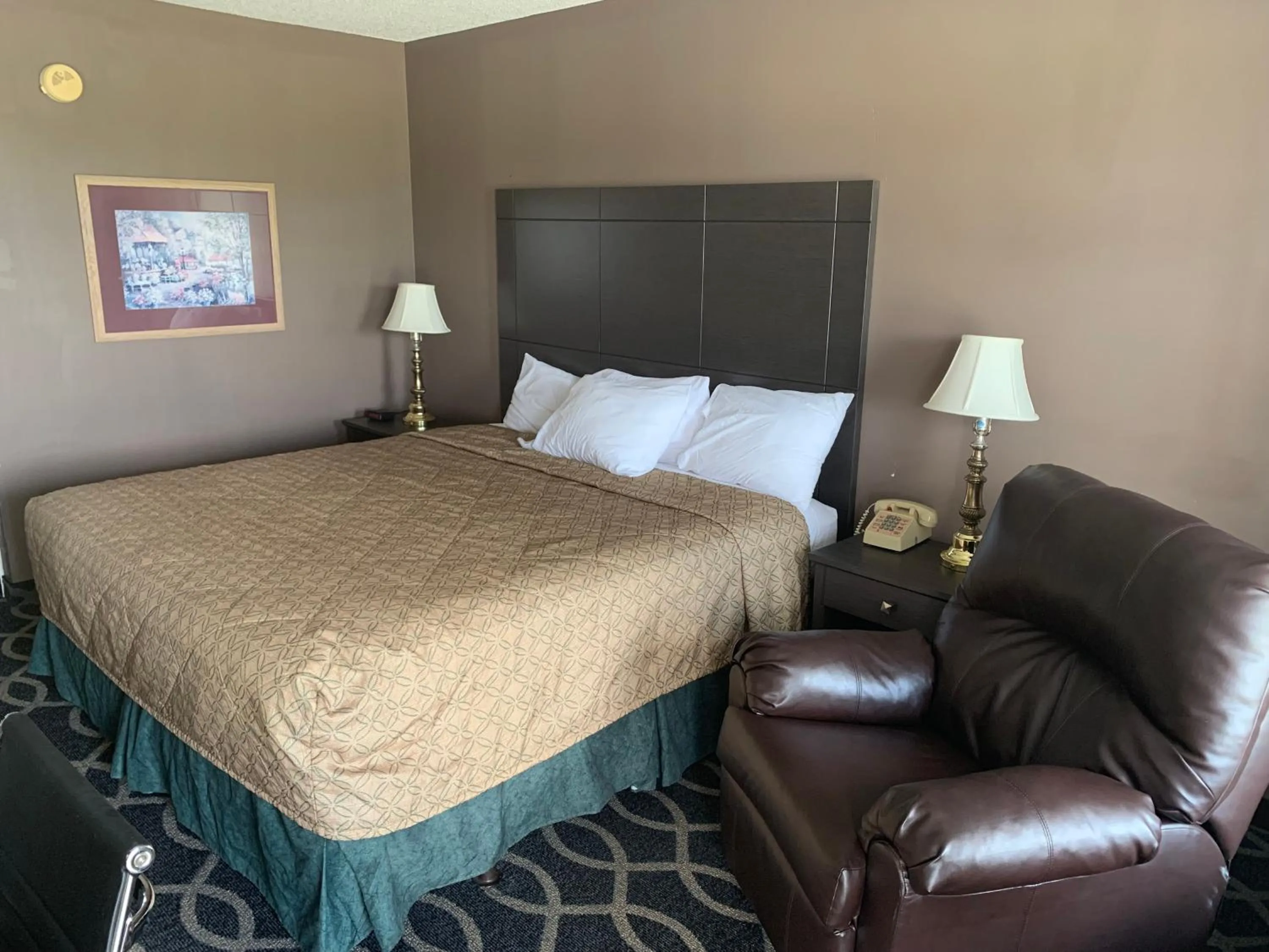 Bed in Richland Inn - Lewisburg