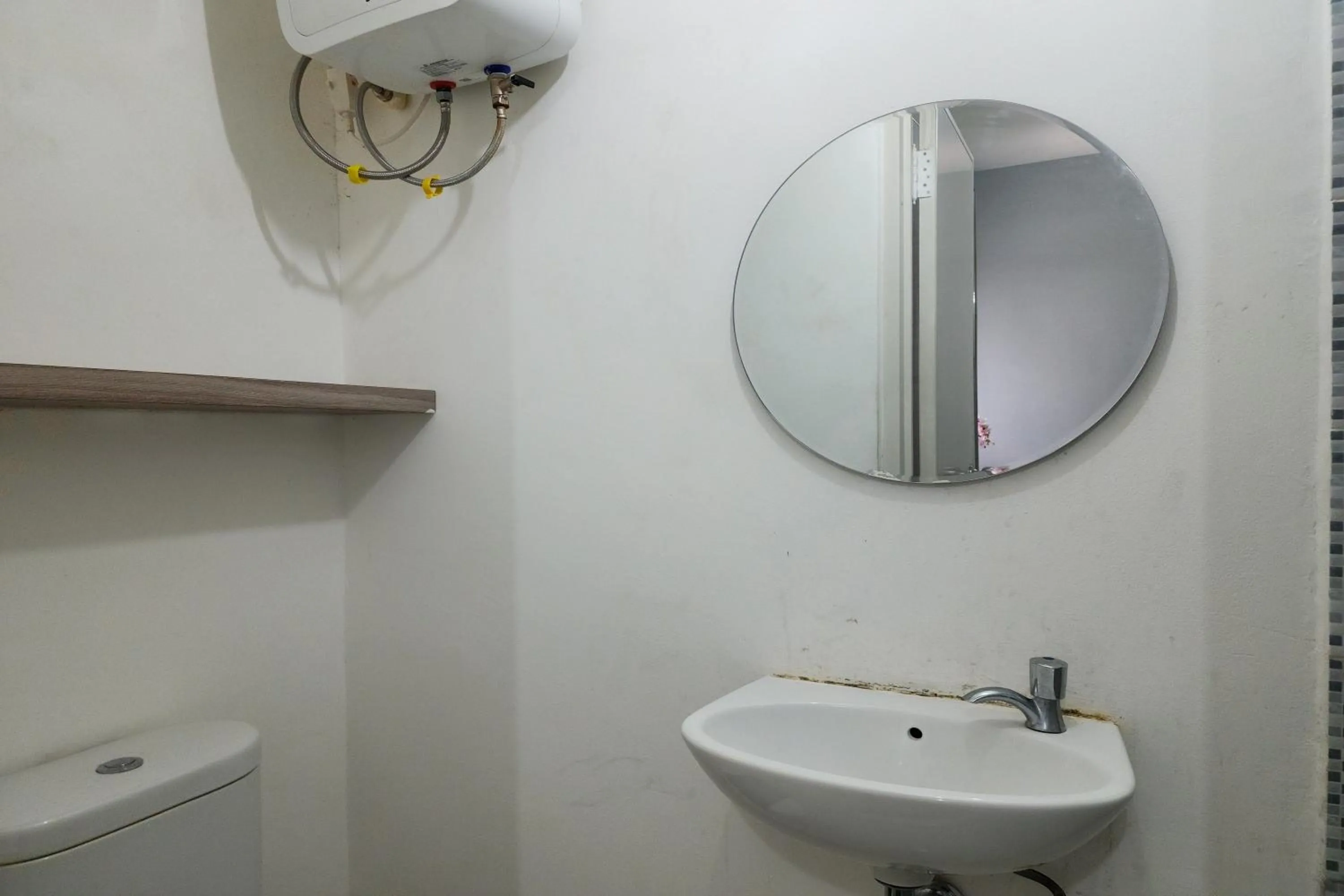 Bathroom in Barata Hotel Near Bandara Soekarno Hatta