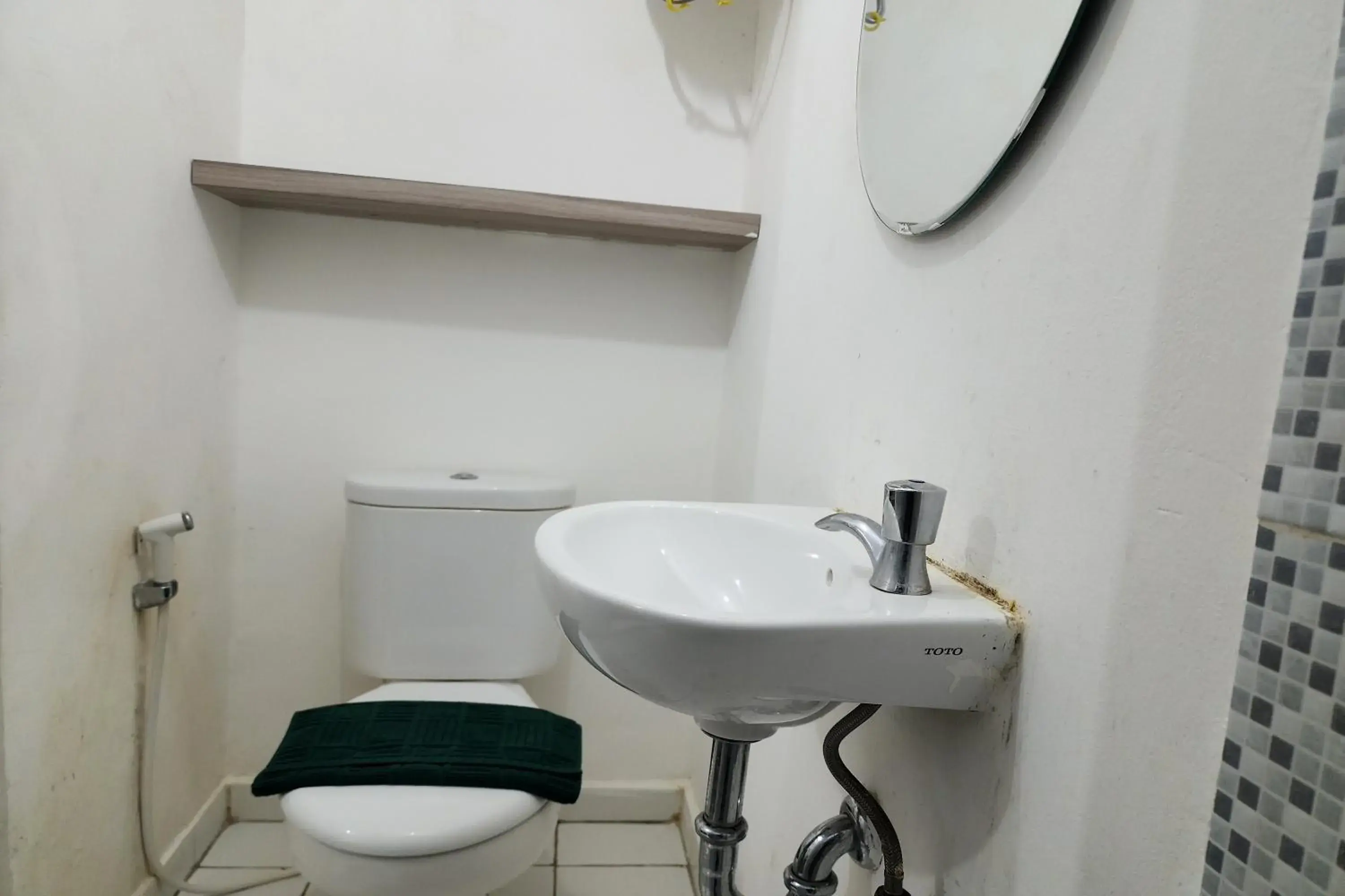 Bathroom in Barata Hotel Near Bandara Soekarno Hatta Bathroom in Barata Hotel Near Bandara Soekarno Hatta