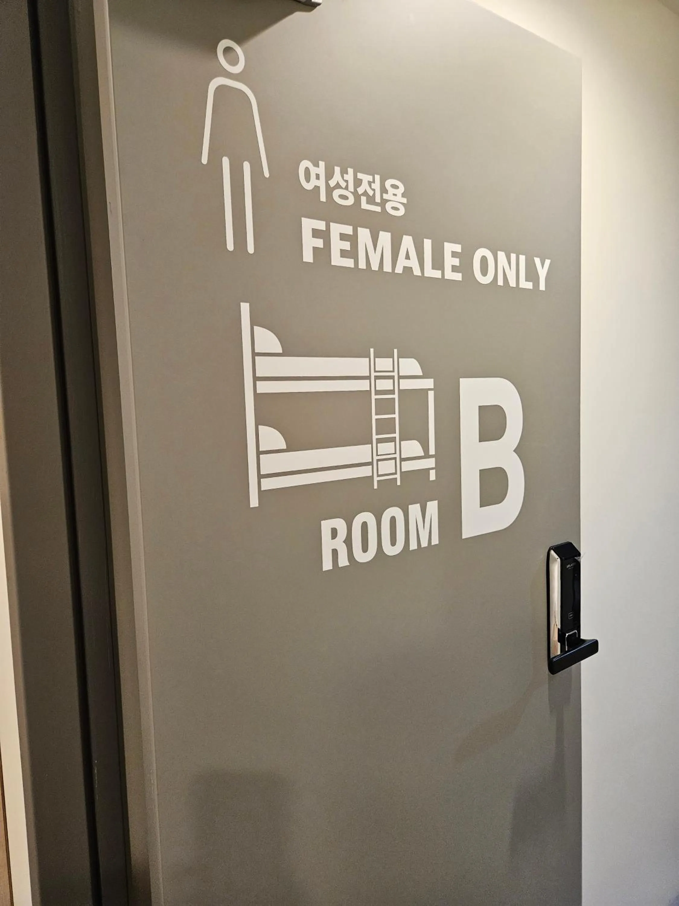 Photo of the whole room in Seoul Cube Jongro