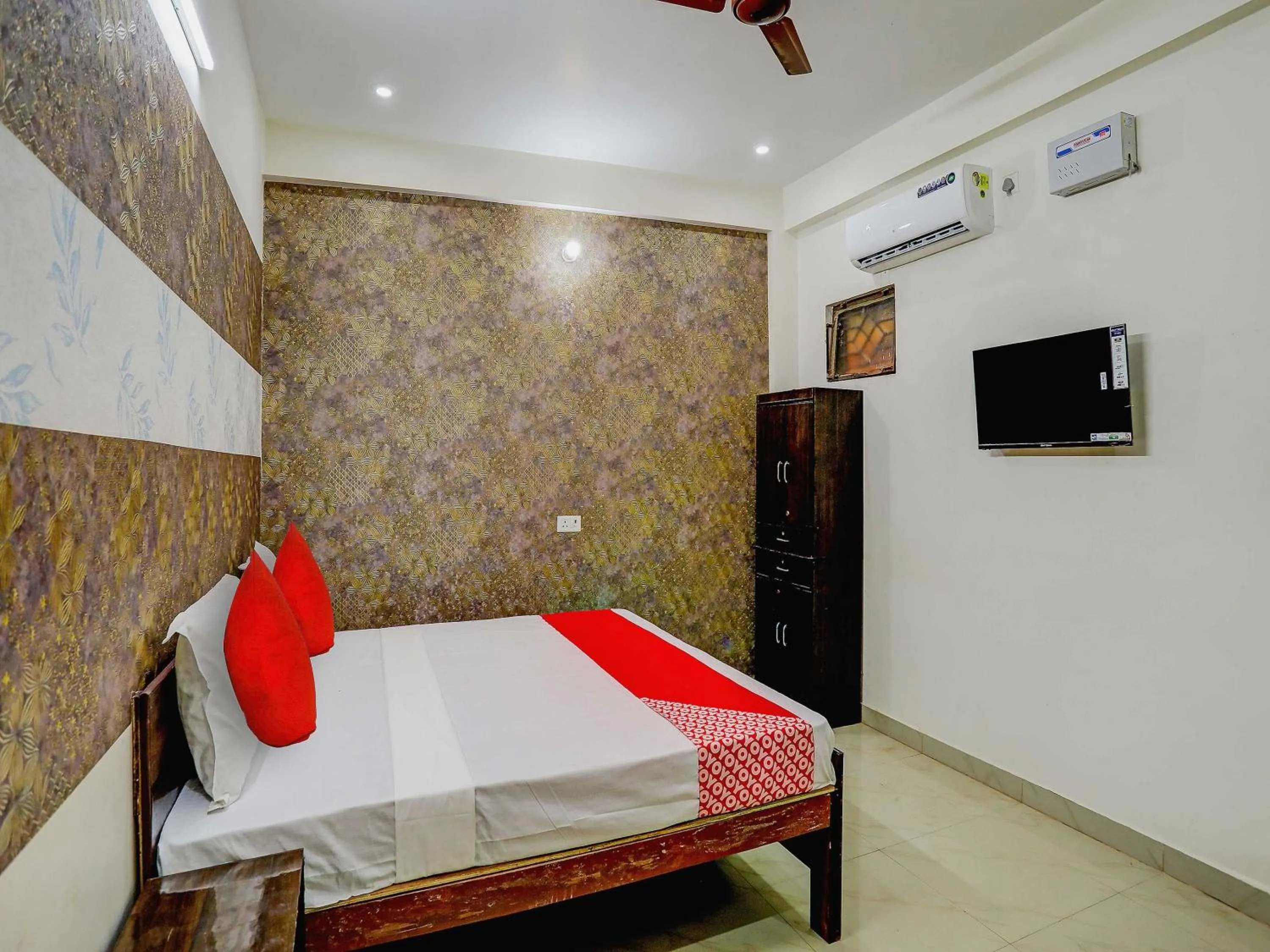 Bathroom, Bed in Hotel O The Raghav Villa