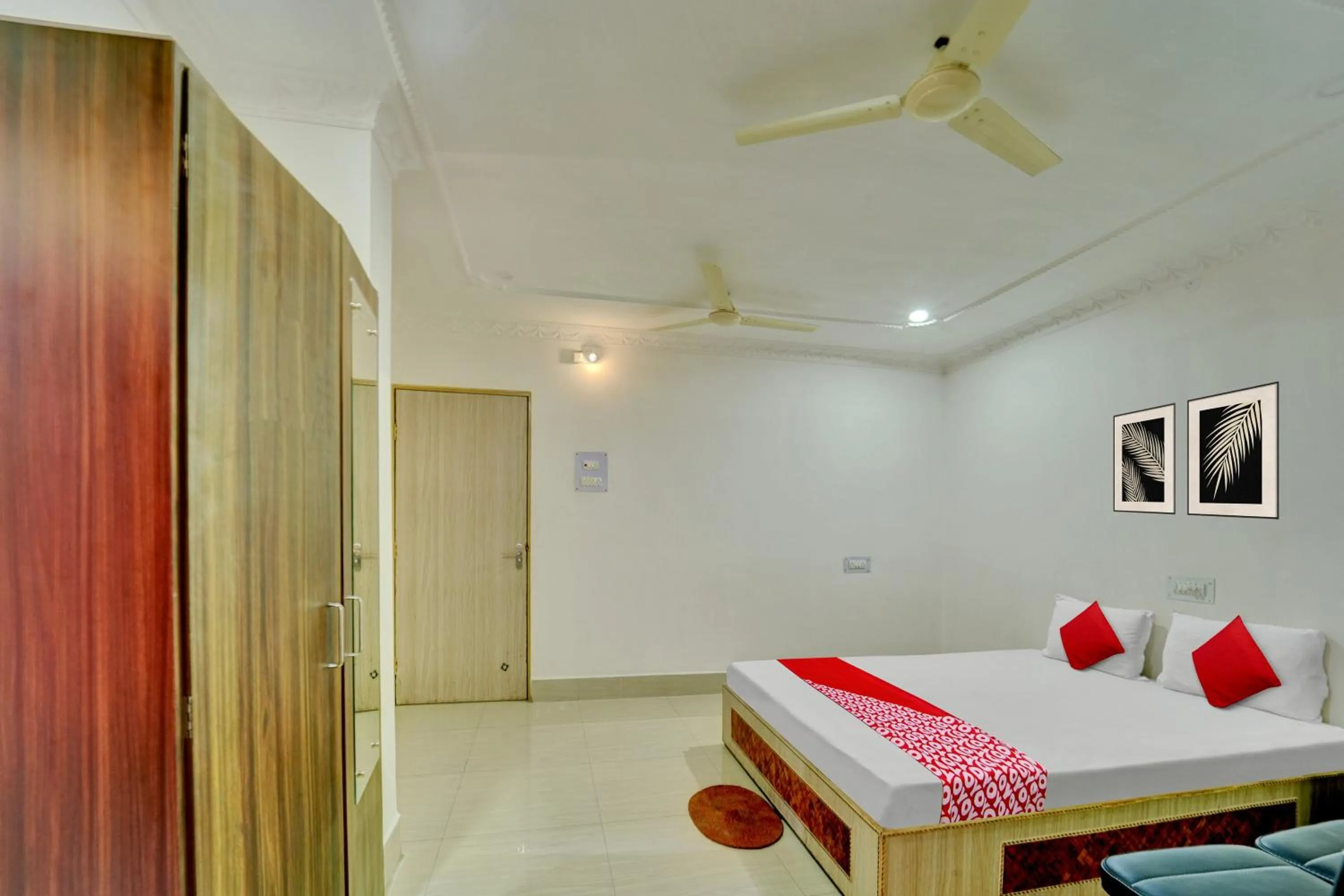 Bedroom, Bed in Hotel O Shakti Inn