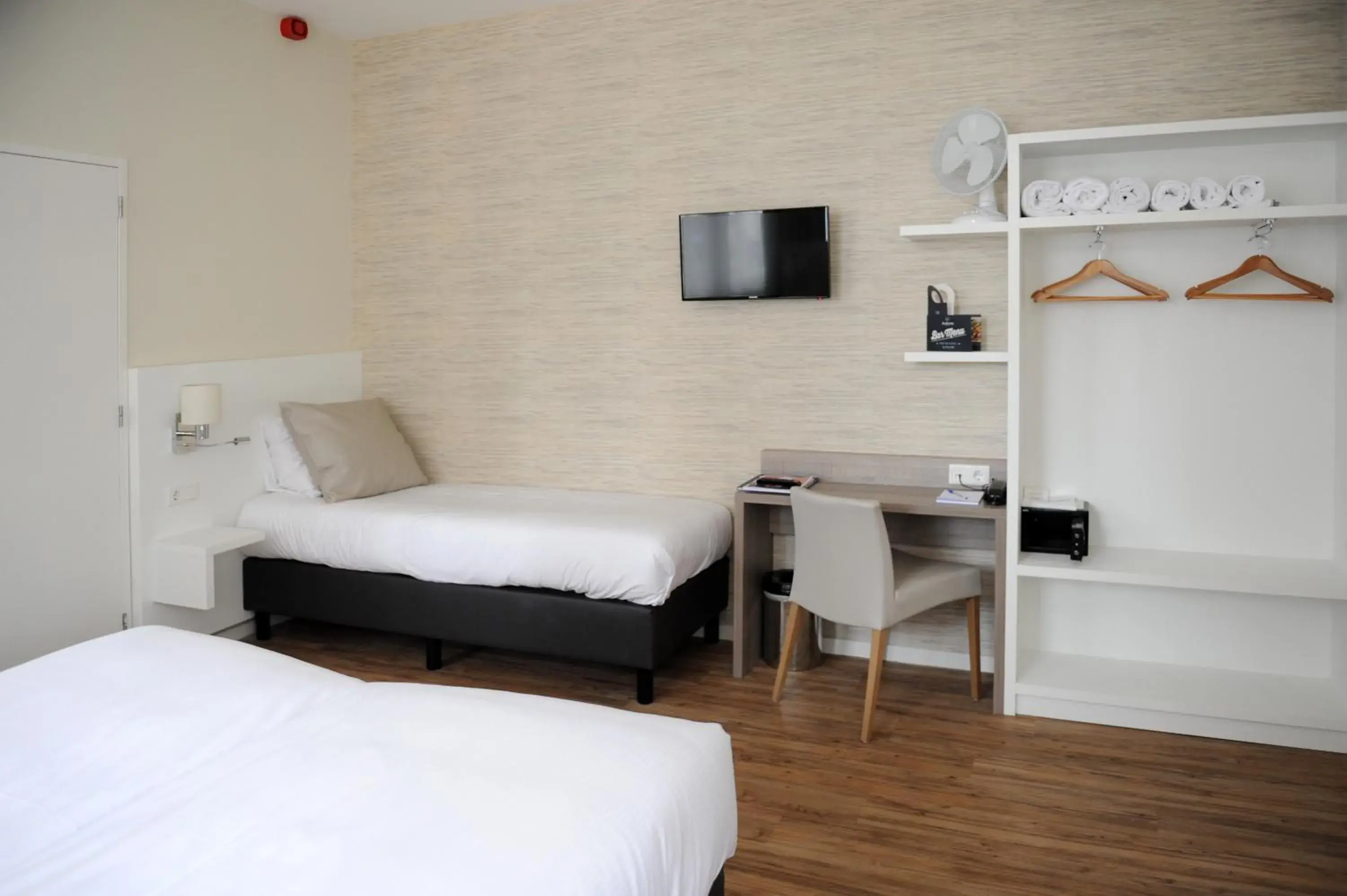 Comfort Triple Room with Shower in Hotel Andante aan Zee Comfort Triple Room with Shower in Hotel Andante aan Zee