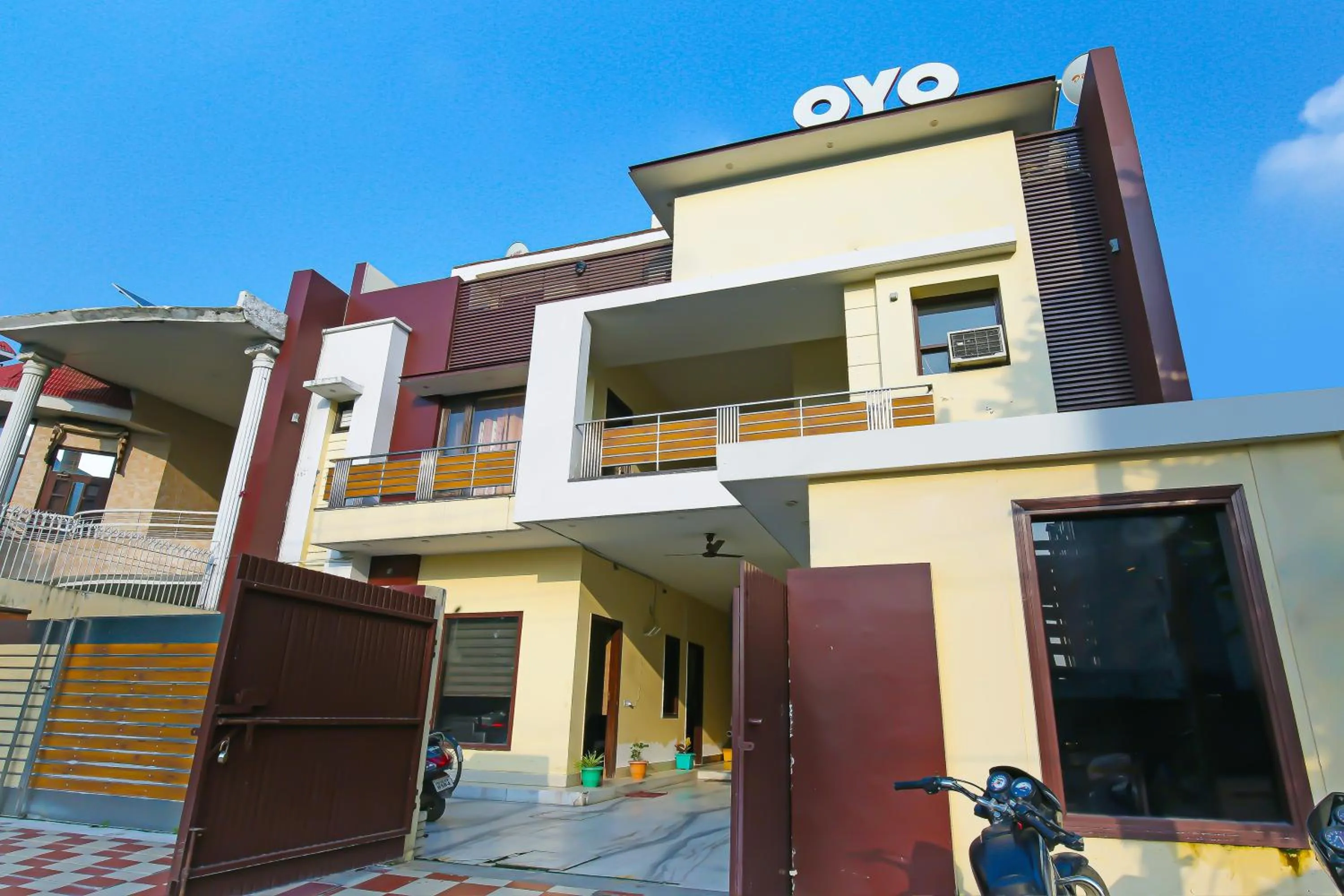 Facade/entrance in Hotel O Dream'z Residency