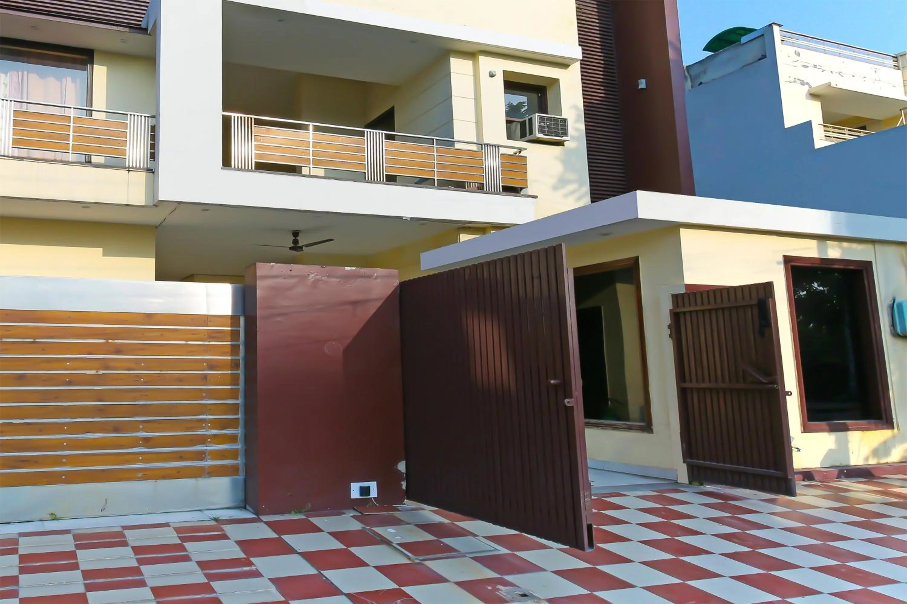 Facade/entrance in Hotel O Dream'z Residency