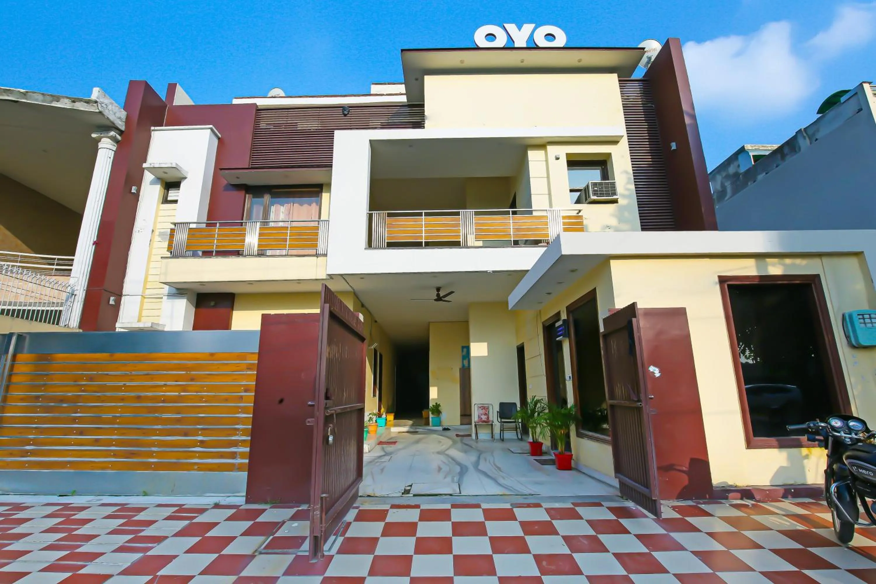 Facade/entrance in Hotel O Dream'z Residency