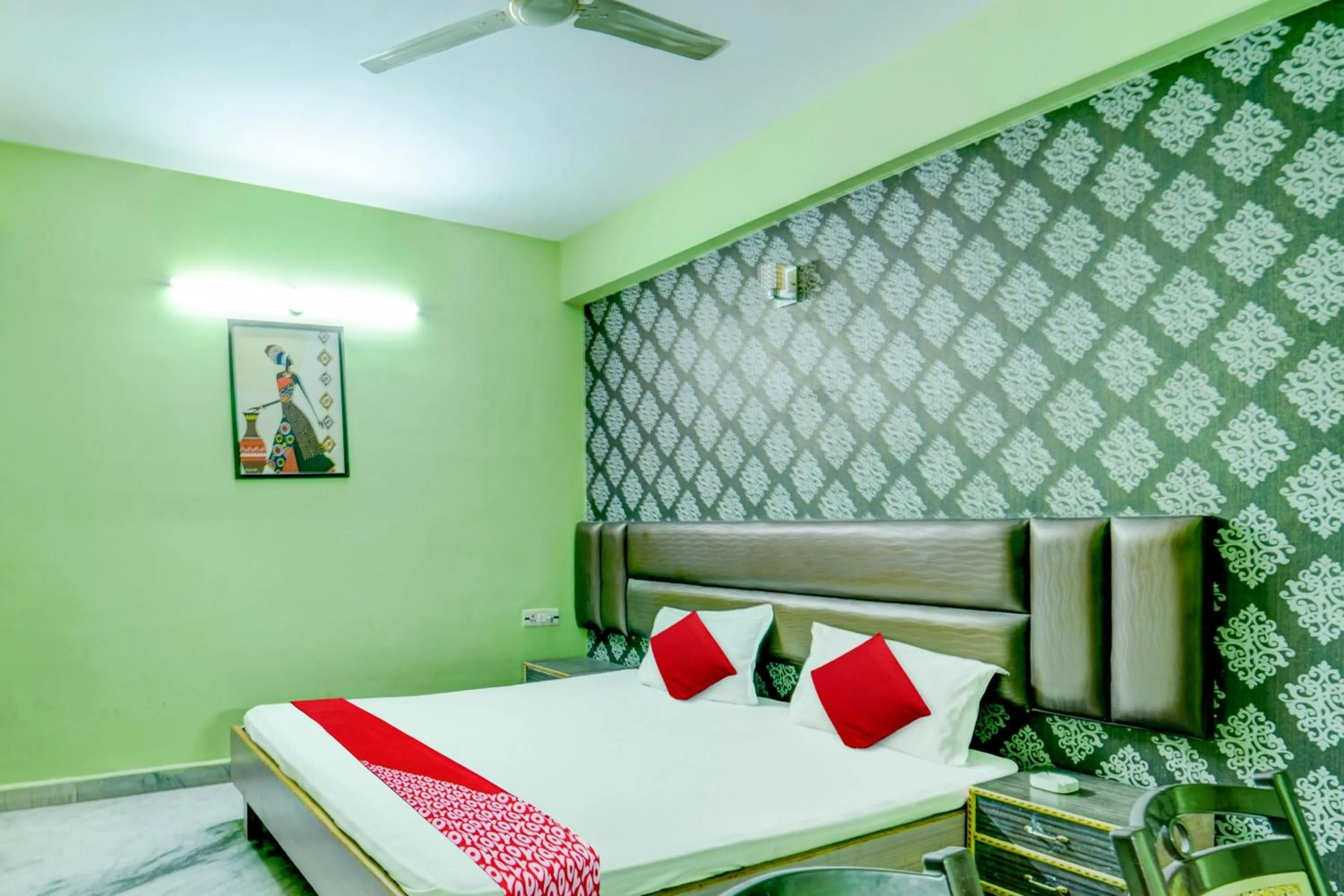 Bedroom, Bed in Super OYO Flagship Hotel New Savera