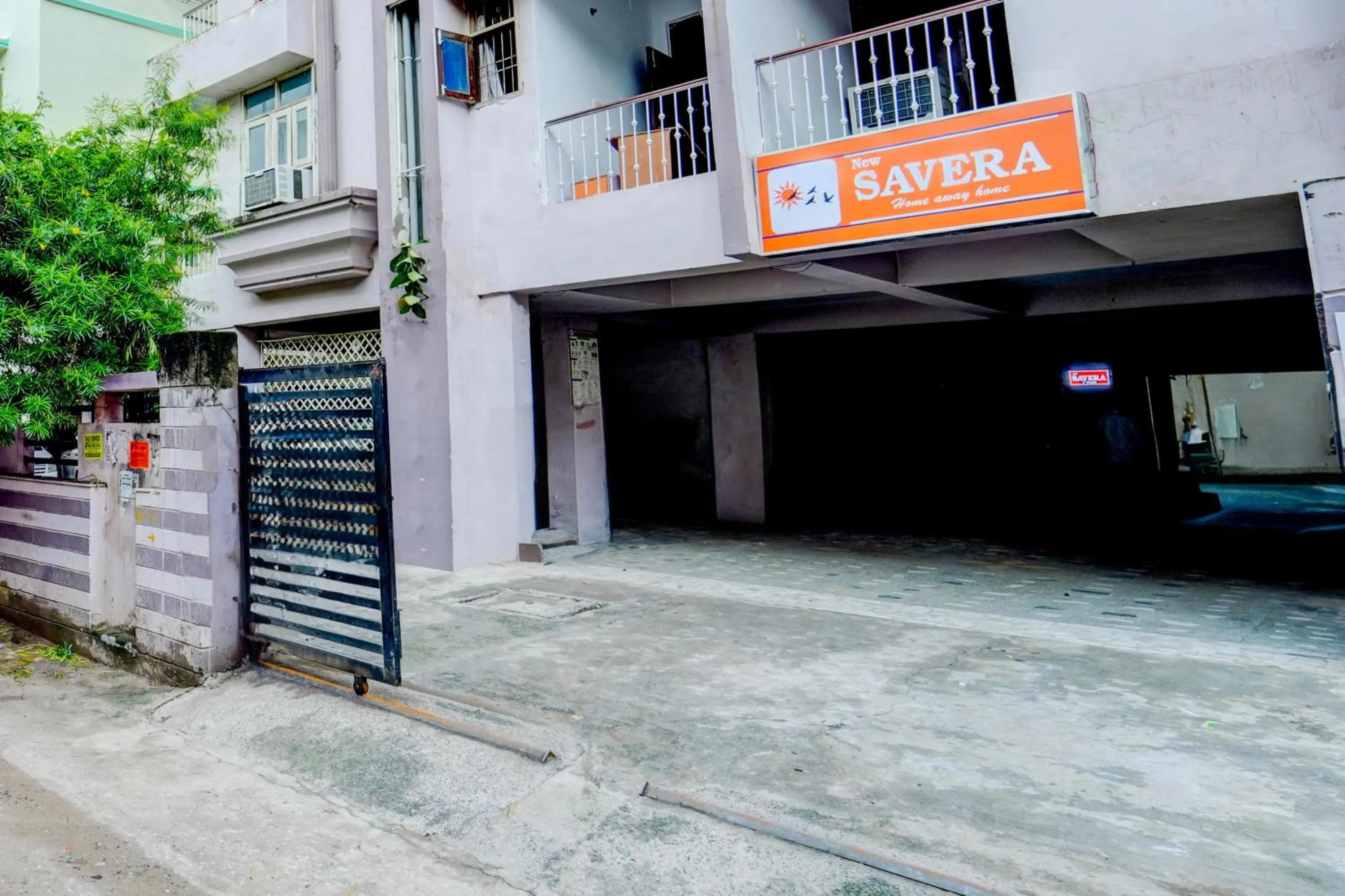 Facade/entrance in Super OYO Flagship Hotel New Savera