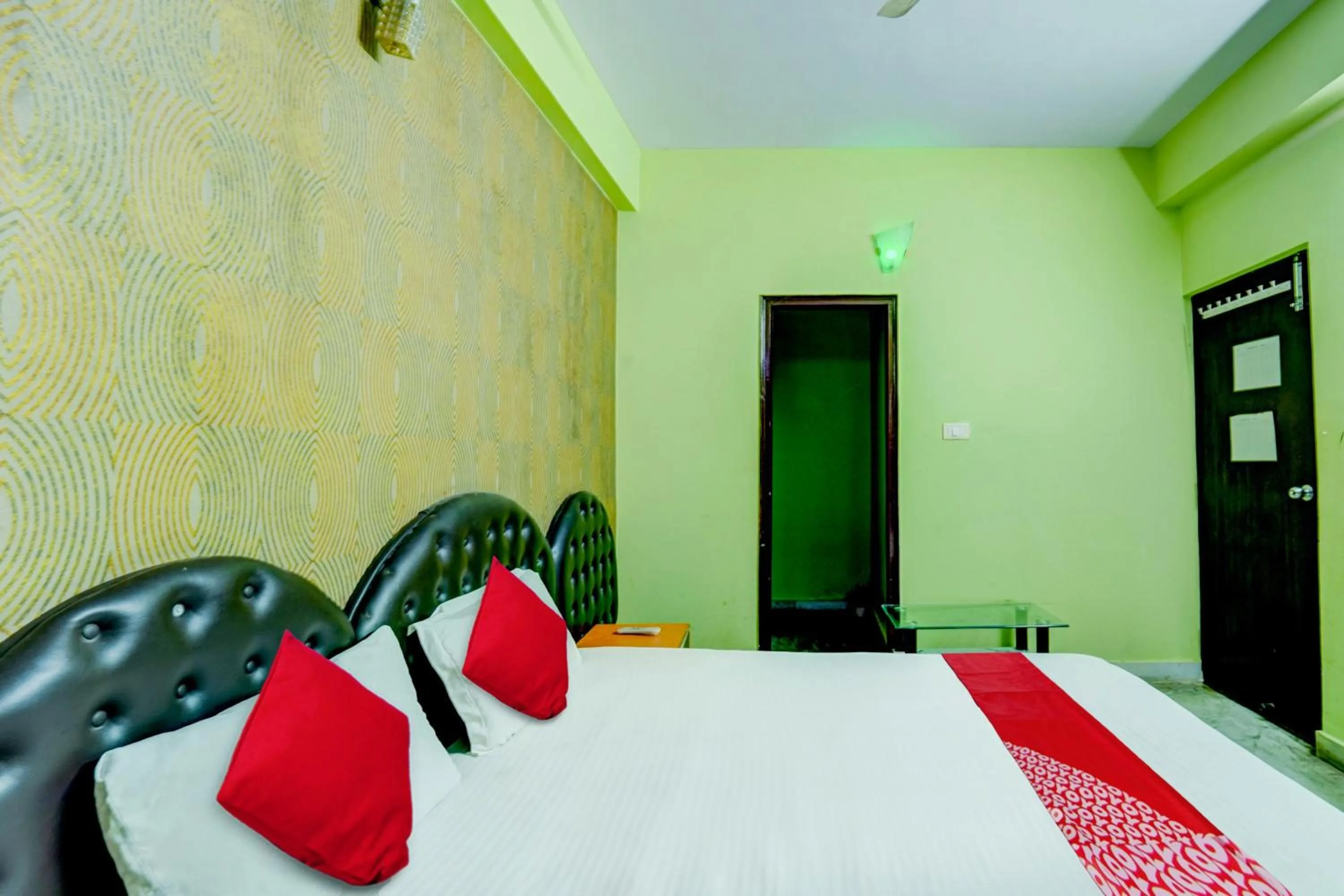 Bedroom, Bed in Super OYO Flagship Hotel New Savera