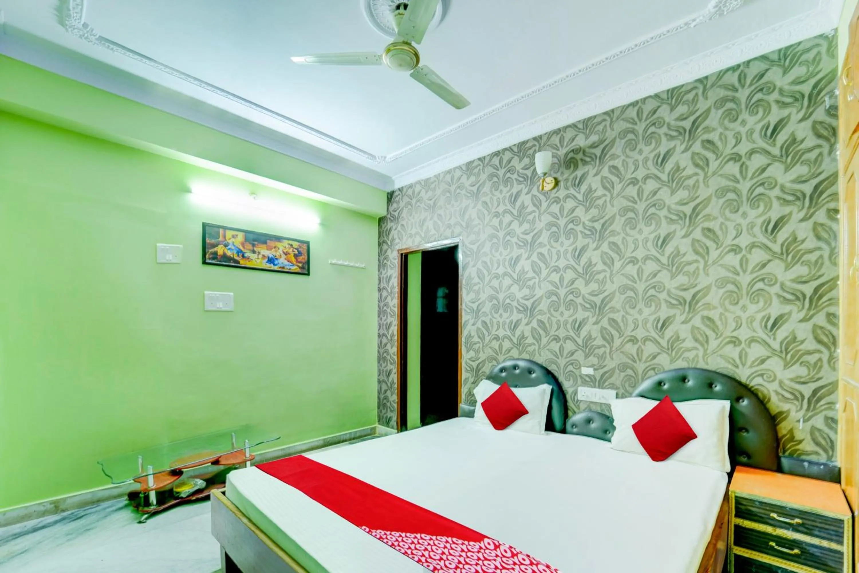 Bedroom, Bed in Super OYO Flagship Hotel New Savera
