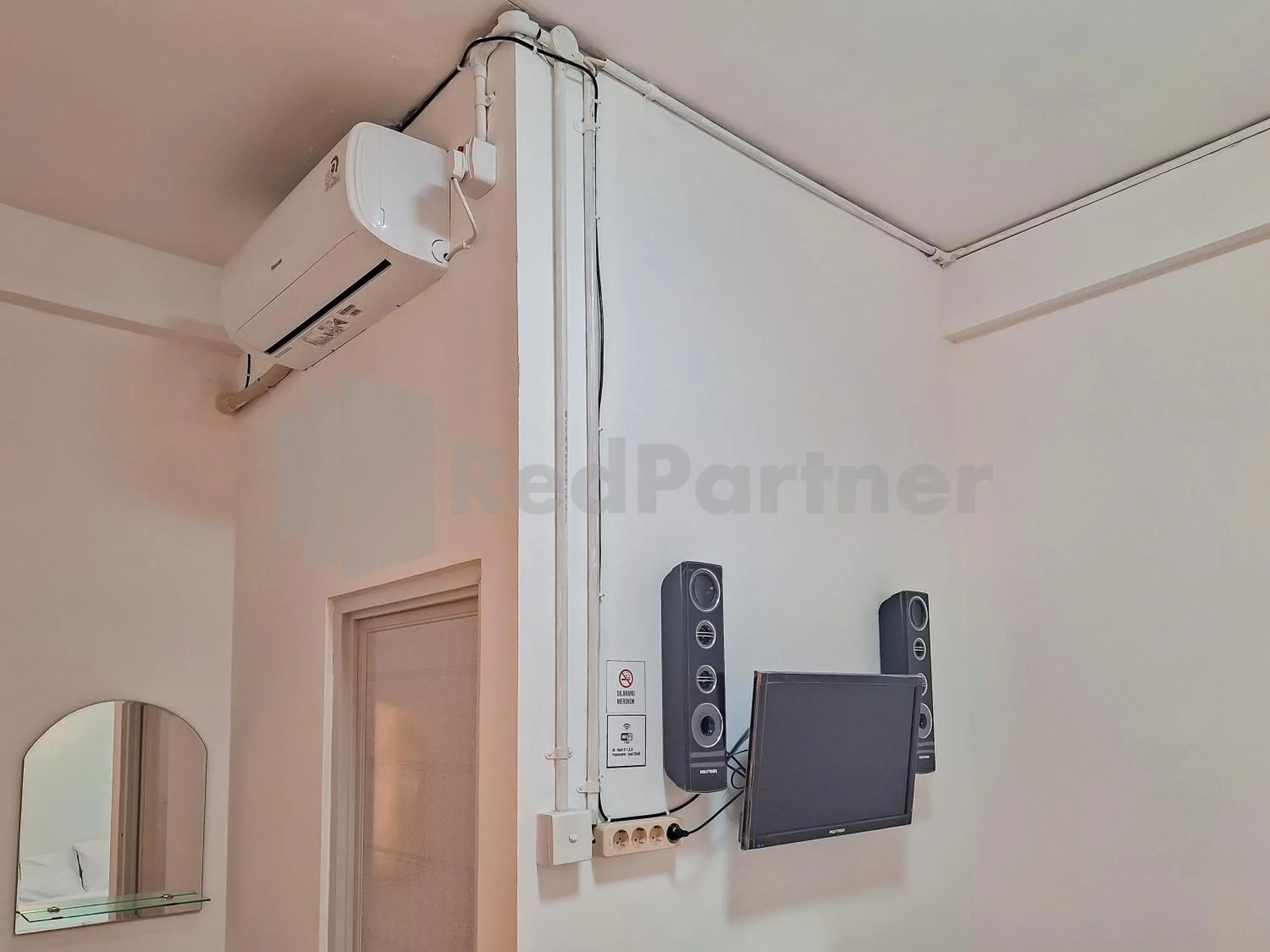 Bedroom in Adam Guesthouse Mitra RedDoorz Bedroom in Adam Guesthouse Mitra RedDoorz