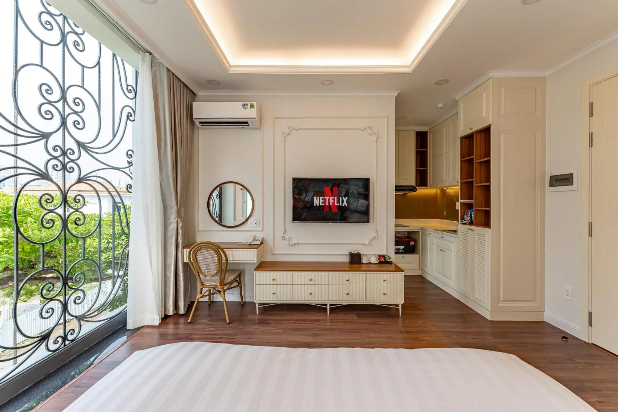 Bed in Golden Sun Apartment & Hotel