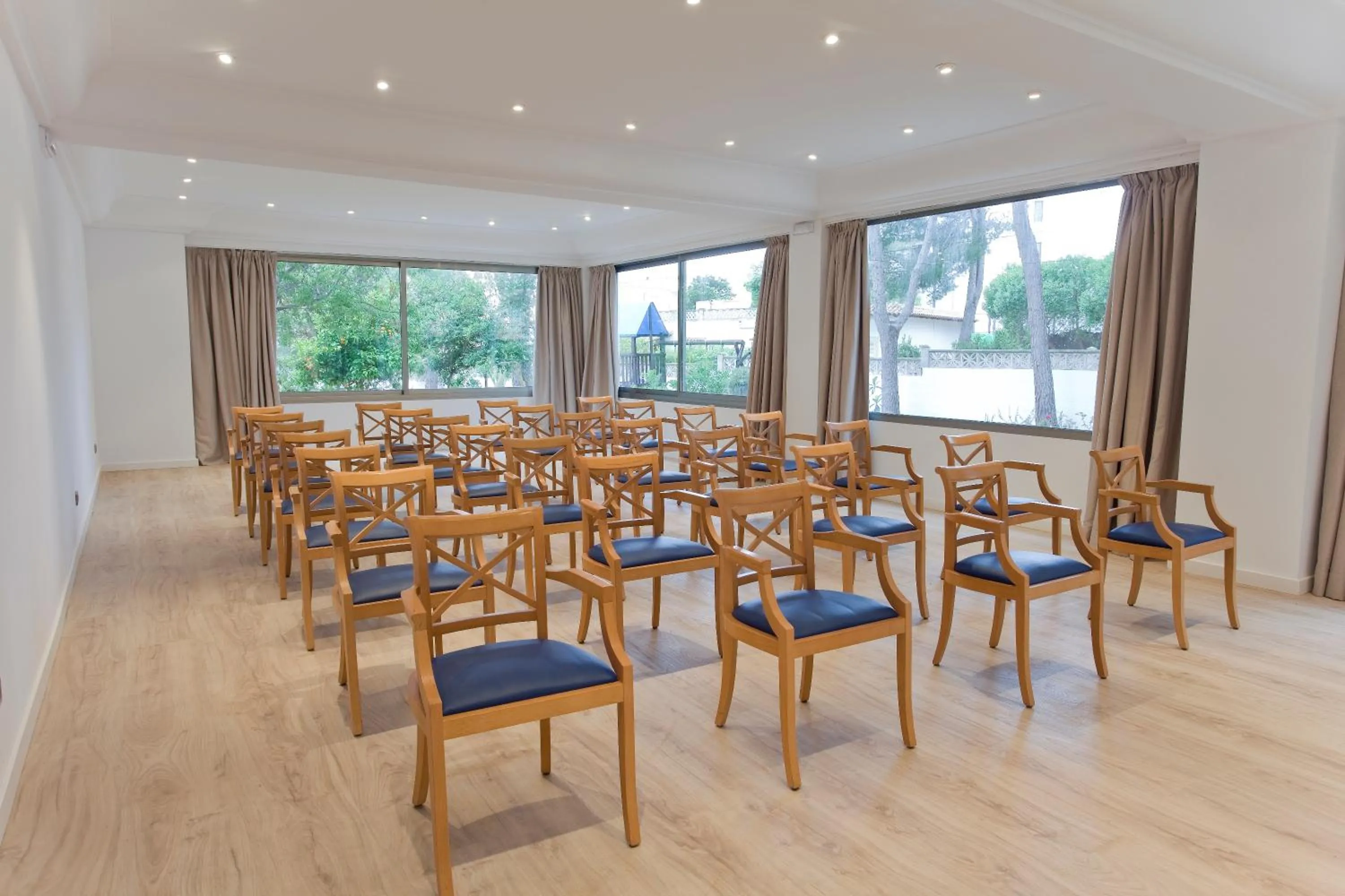 Meeting/conference room in Petit Garden Hotel by Flacalco