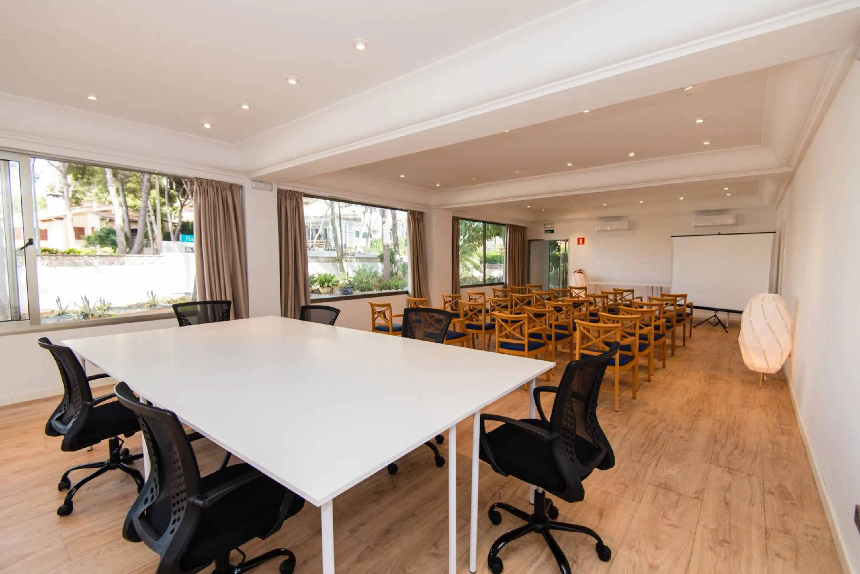 Meeting/conference room in Petit Garden Hotel by Flacalco